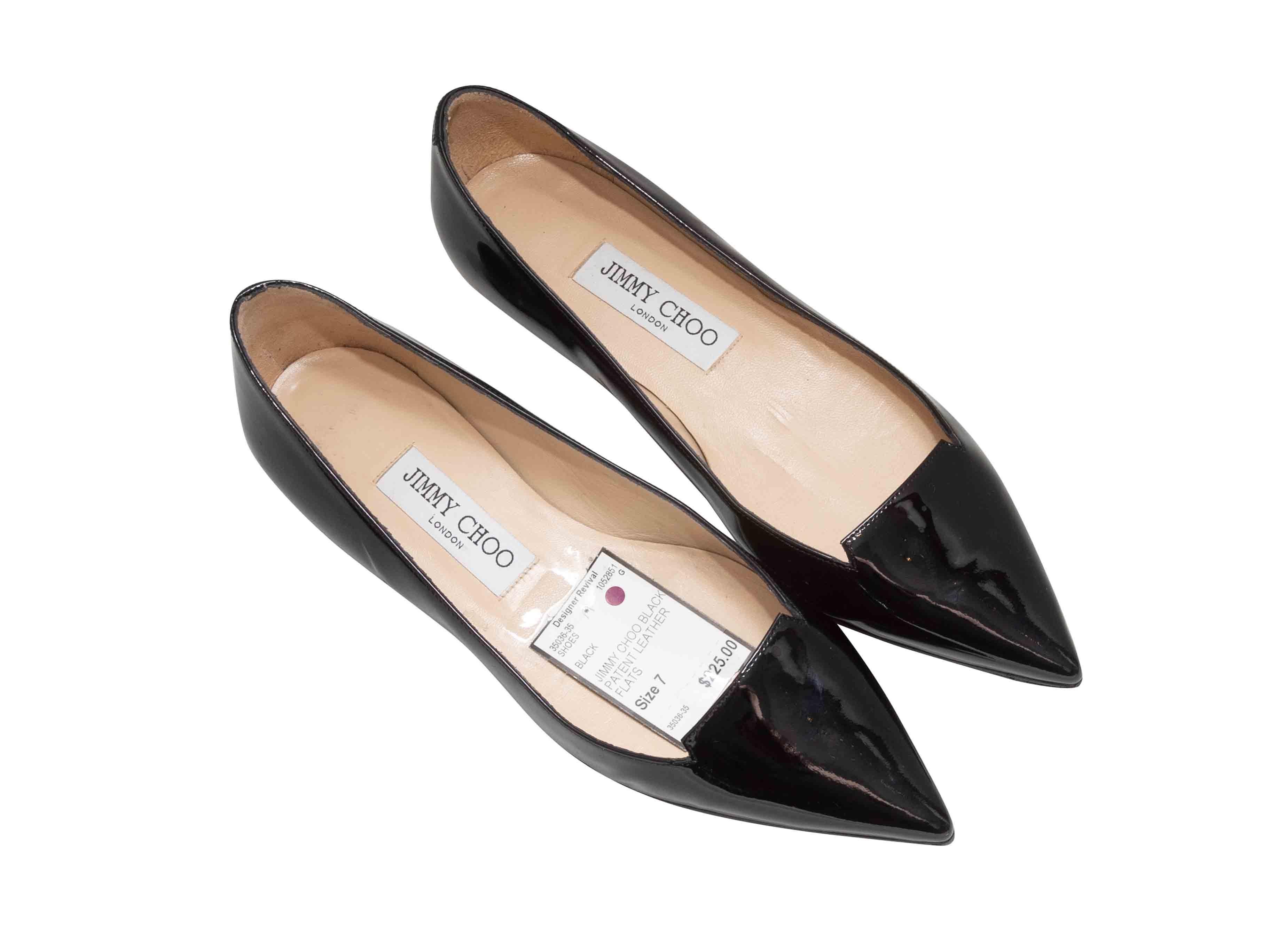 Ballerine a punta in vernice nera di Jimmy Choo.

Designer Taglia: 37
Taglia consigliata dagli Stati Uniti: 7

