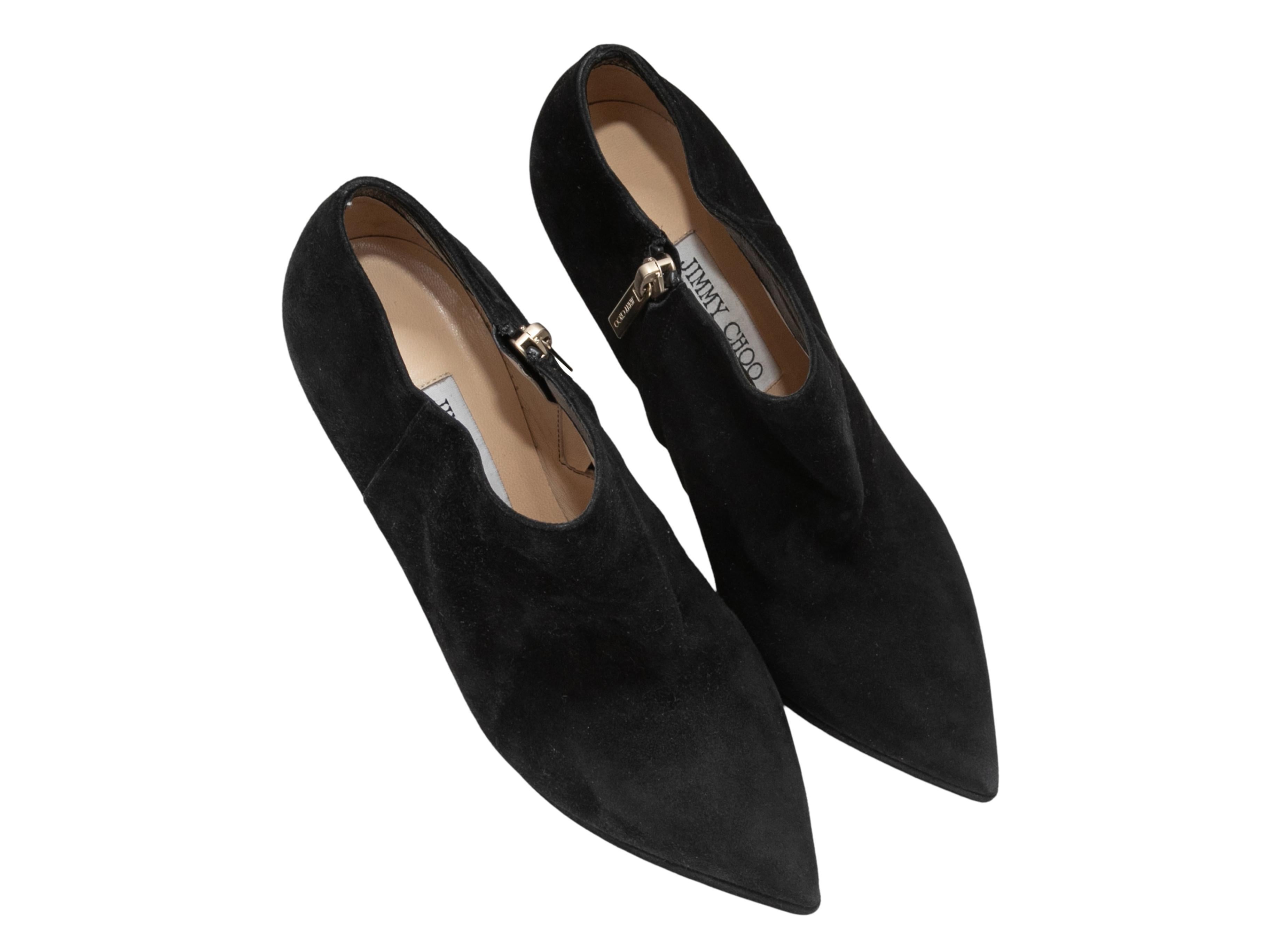 Bottines à talons en daim noir de Jimmy Choo. Fermeture à glissière sur les côtés intérieurs. Hauteur de la tige : 1,75