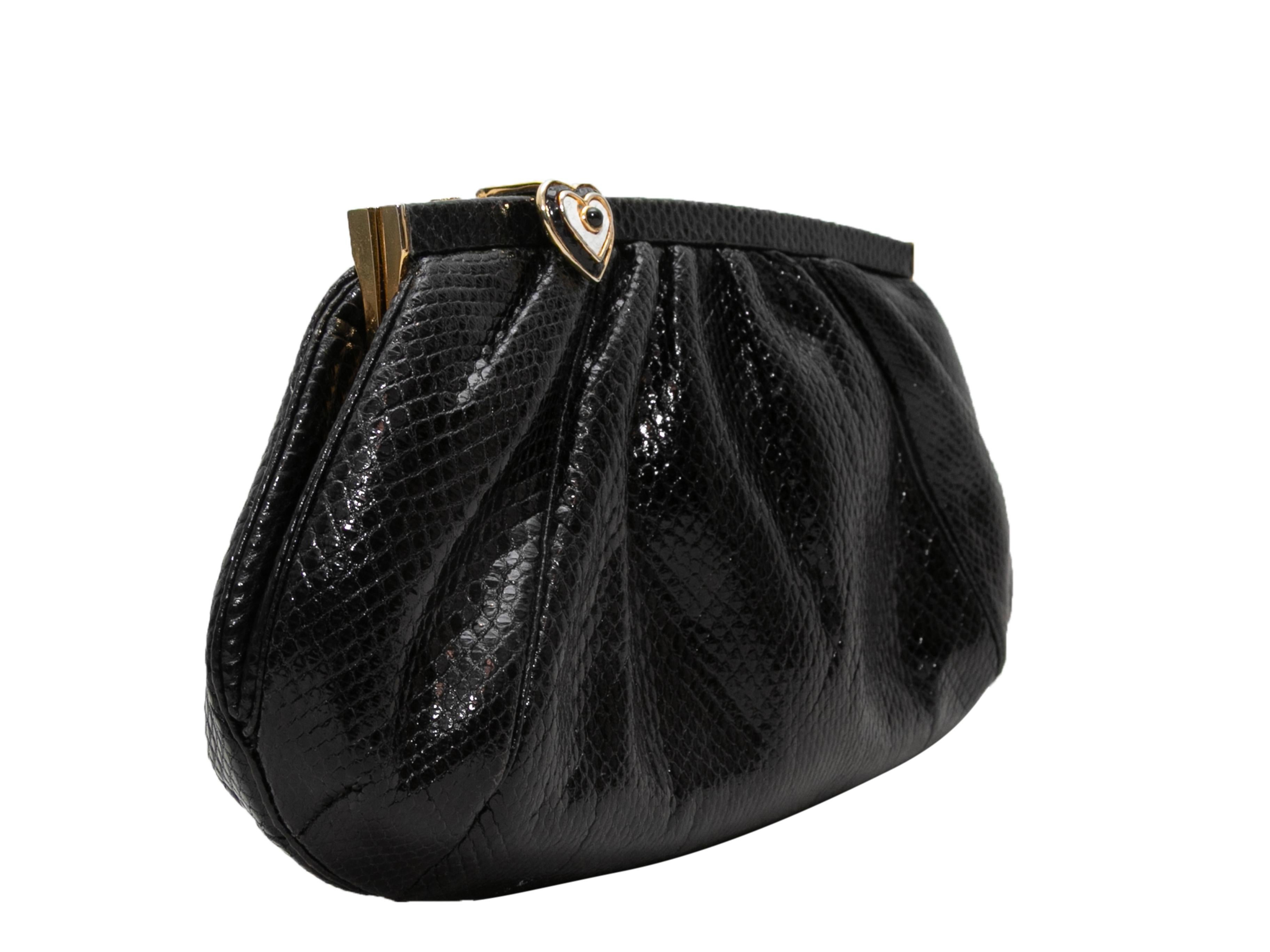 Detalles del producto: Bolso crossbody negro de piel de serpiente Judith Leiber. Este bolso bandolera tiene un cuerpo de piel de serpiente, herrajes dorados, una única correa bandolera de eslabones de cadena y un cierre superior de bastidor. 10