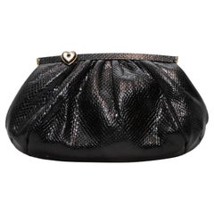 Bolso crossbody negro de piel de serpiente Judith Leiber