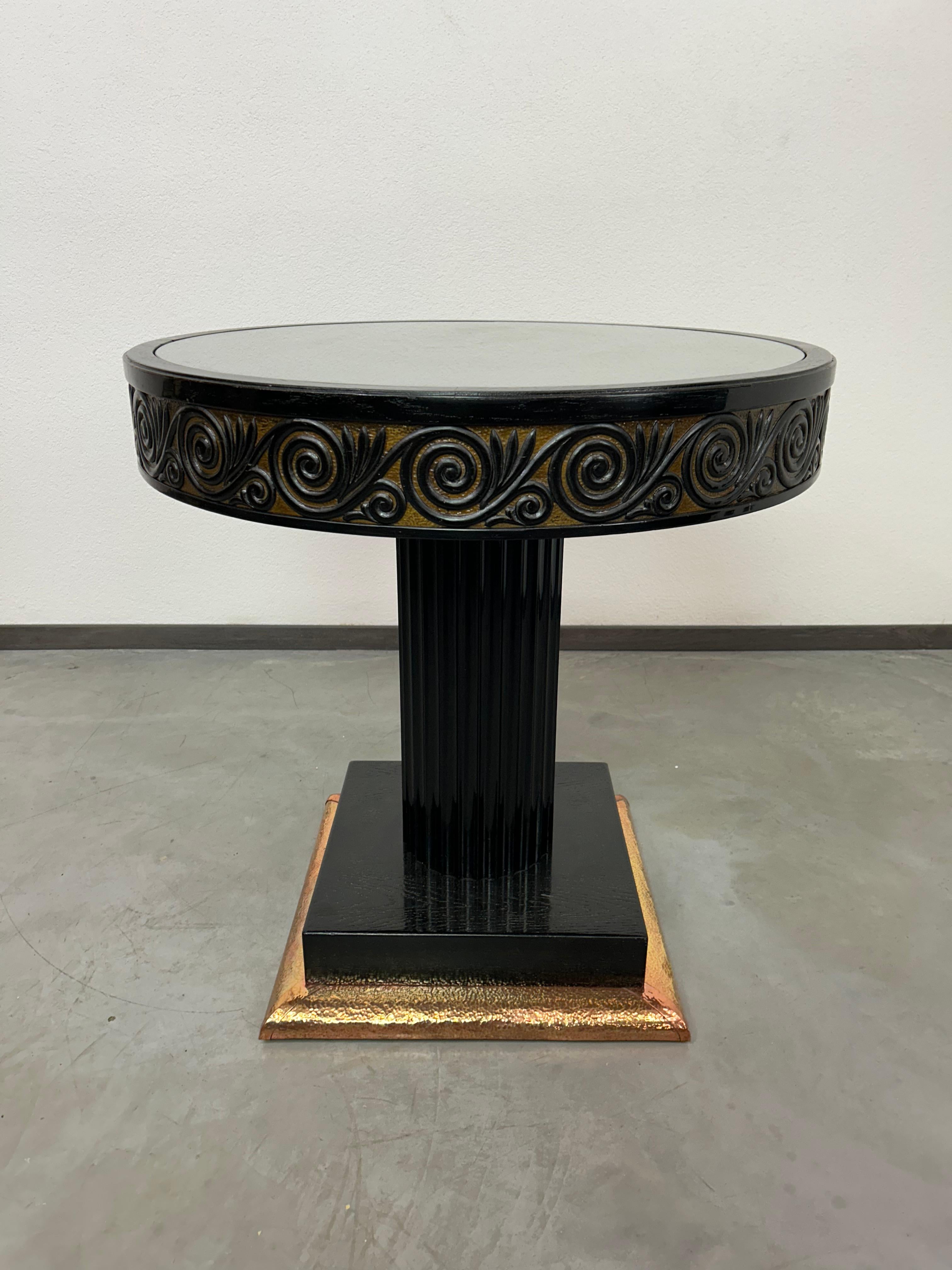 Table basse jugenstil noire avec bordure de jambe en laiton martelé. Teinté et repoli par des professionnels.