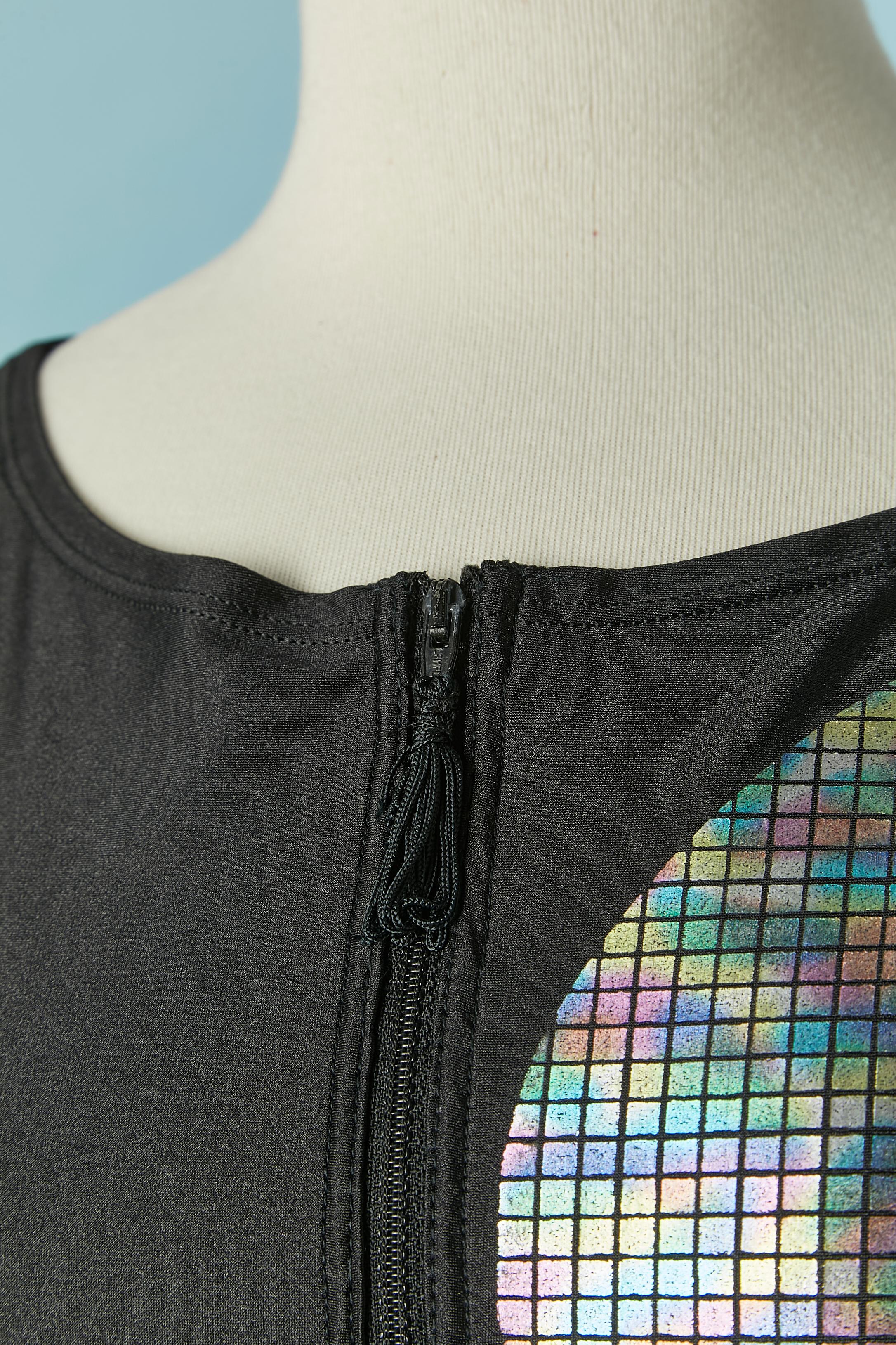Mono negro con estampado en la parte superior izquierda. Composición del tejido: 80% nailon, 20% elastán. Cierre de cremallera en la parte media superior delantera. 
TALLA M 