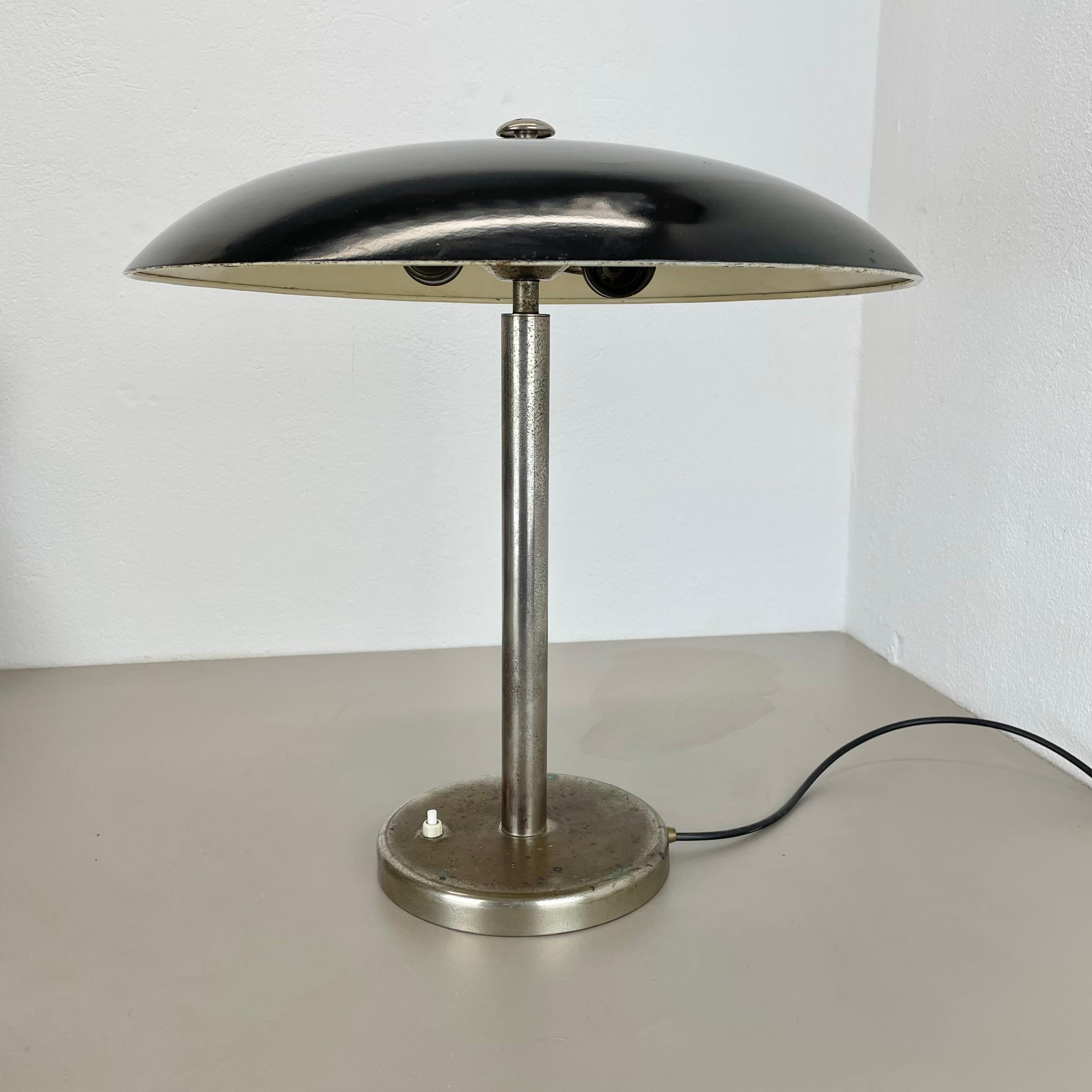 Artículo:

Modelo de luz de escritorio: 6604


Productor:

Kaiser Idell, Alemania


Diseño:

Christian Dell (Bauhaus)


La edad:

1950s


Lámpara Kaiser Idell Bauhaus vintage original, diseñada por Christian Dell en los años 30. Mencionada por