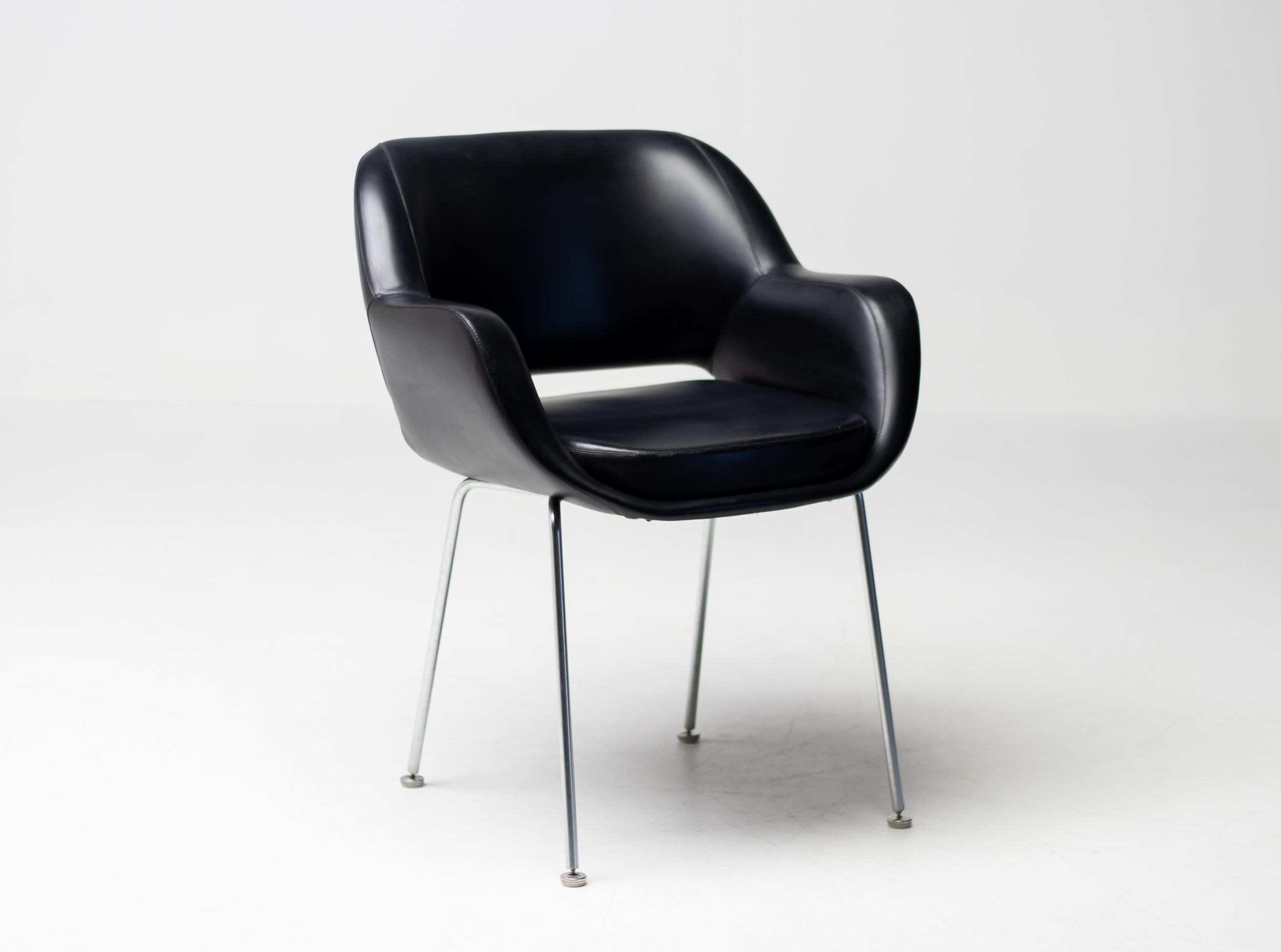 This elegant Kilta chair was designed by Finland designer Olli Mannermaa for Martela. 
The Kilta chair is a Finnish design Classic. Kilta’s timeless design and very comfortable seating guarantee its continuing popularity. It is a popular vintage