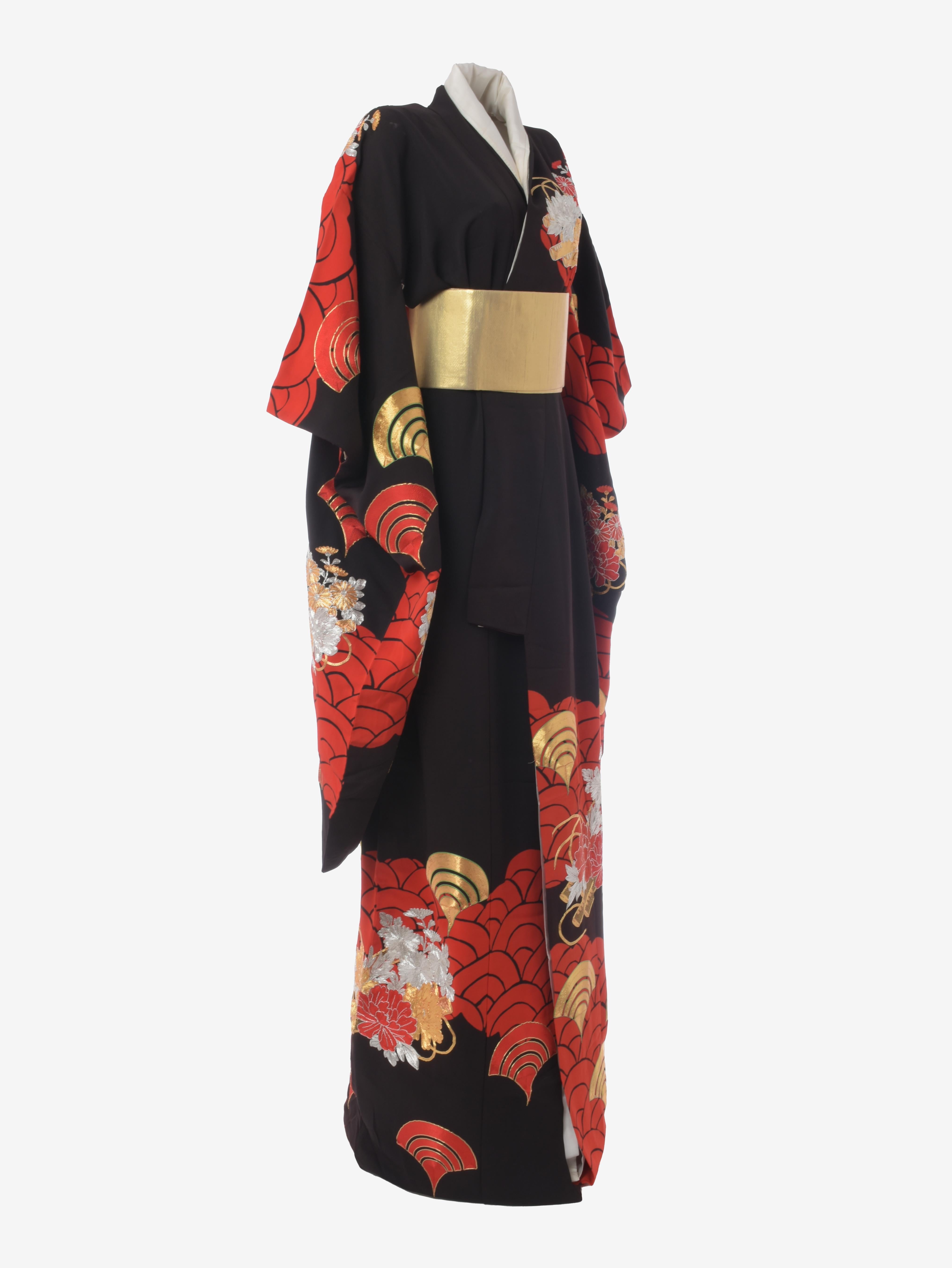 Black Kimono Uchikake is a gorgeous and majestic Japanese uchikake silk wedding kimono fully embroidered with chrysanthemum flowers and gingko leaves.

CONDITION
Very good vintage condition

COMPOSITION
100%