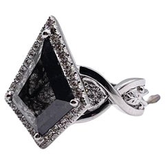 Anello di fidanzamento con diamante aquilone nero in oro bianco 18KT inciso a mano in stile gotico