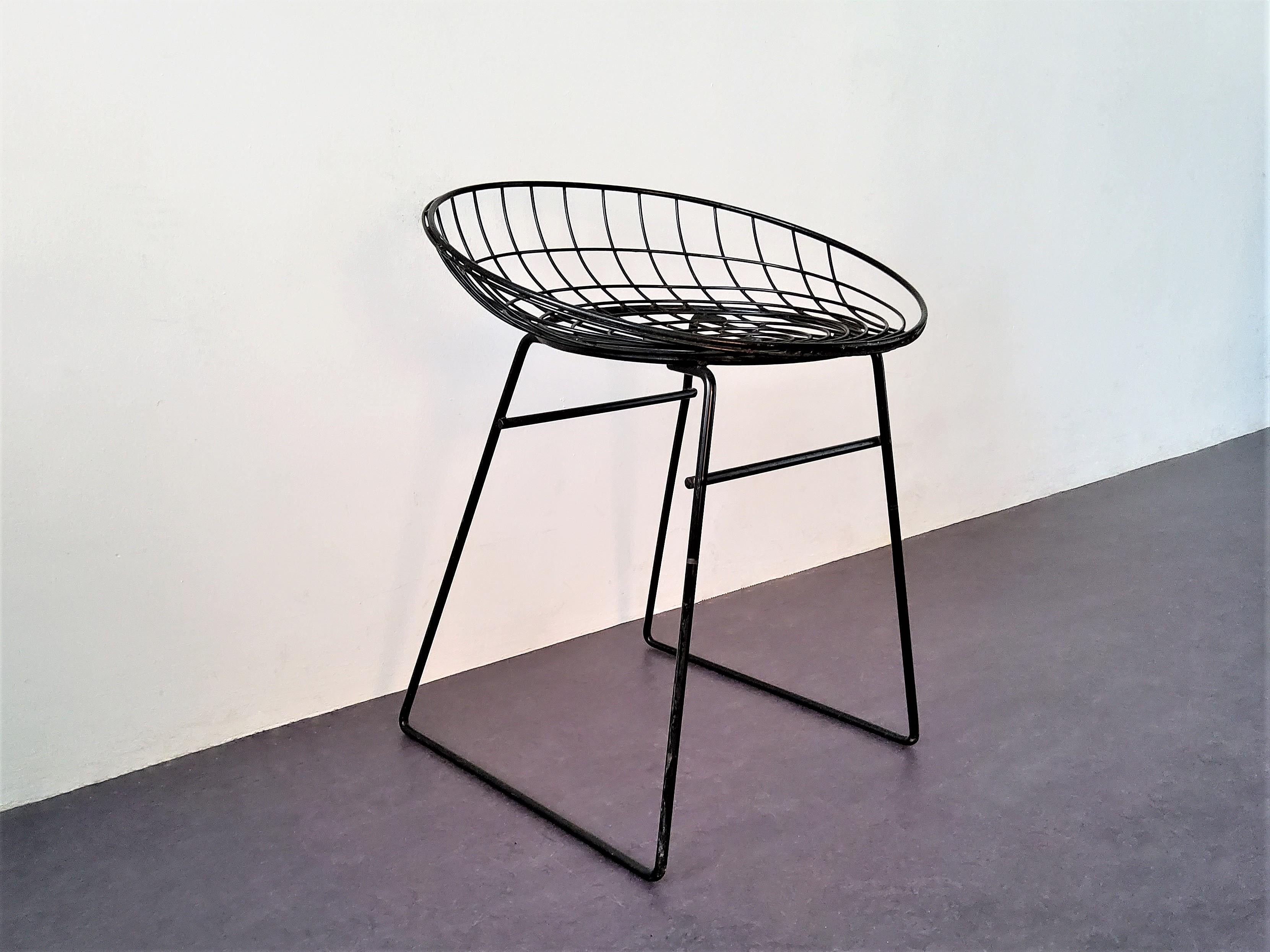 This wire stool, model KM05, is a classic and timeless design by Cees Braakman and Adriaan Dekker for Pastoe in the early 1950s. This piece is an original version from the 1960's that has a beautiful patina. It is in a good solid condition, with