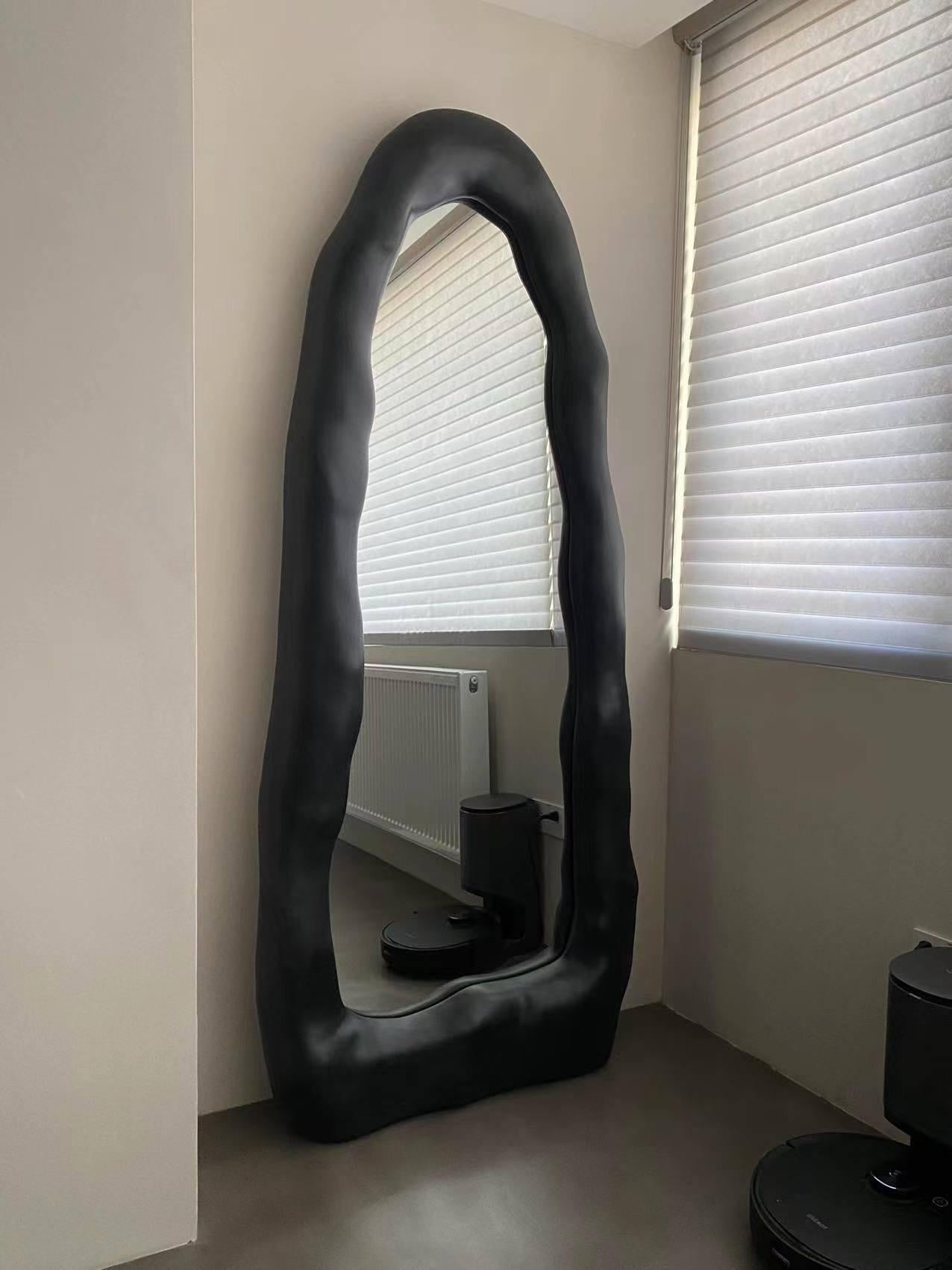 Specchio contemporaneo di forma organica in vetro e fibra di vetro nera di kar In condizioni Nuovo in vendita a Geneve, CH