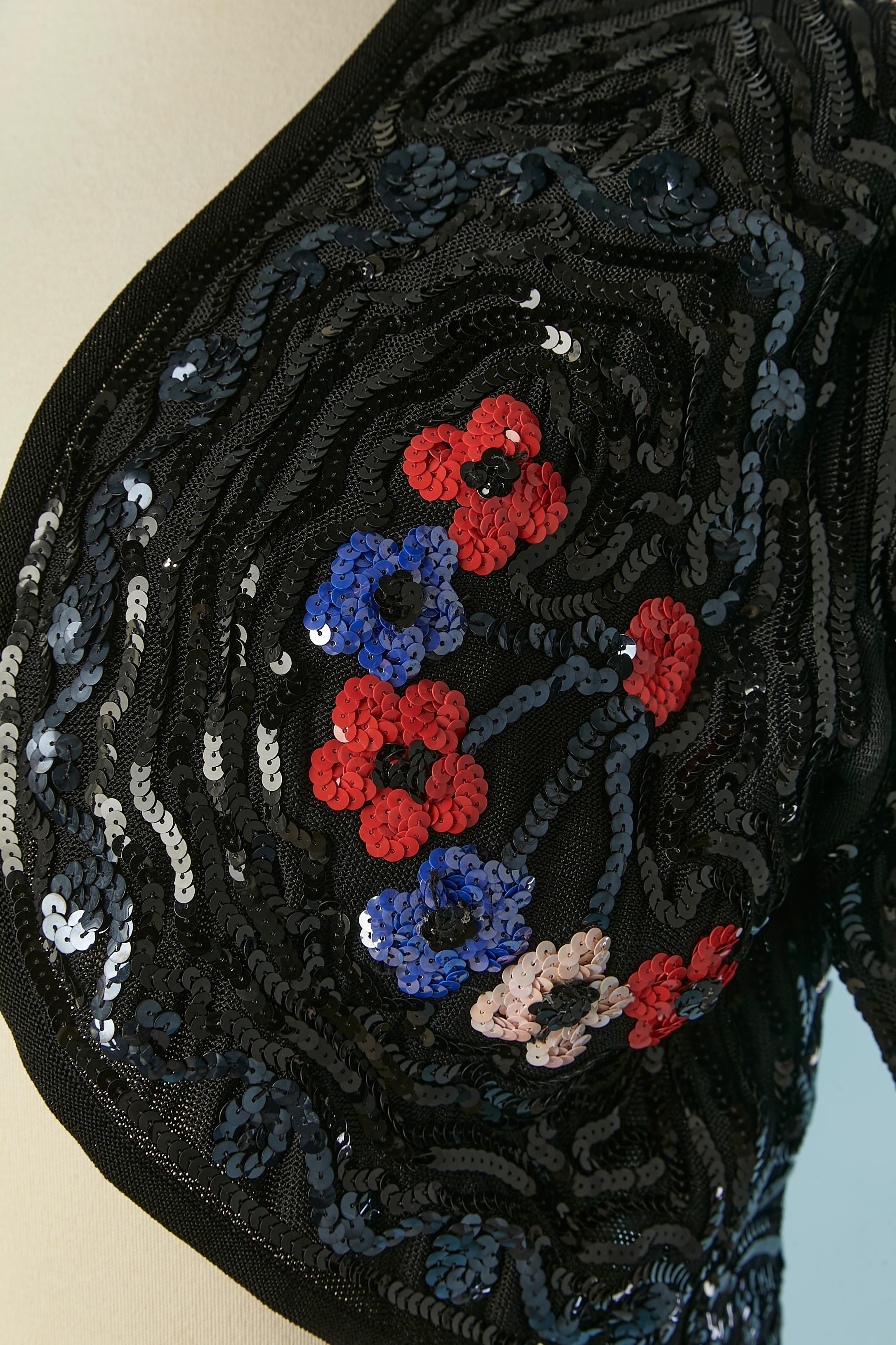 Black knit boléro with black sequin et flower sequins embroideries. 
SIZE 42 (It) 38 (Fr) M
