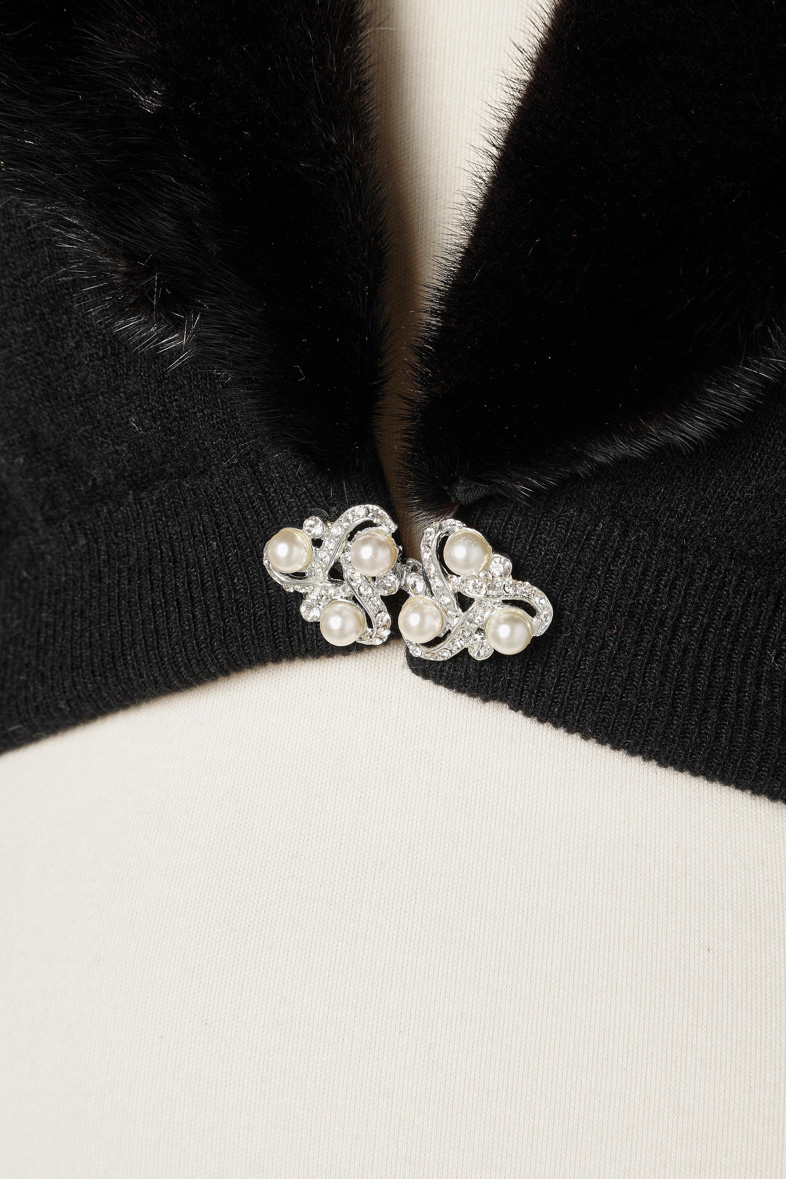 Black knit cardigan with mink collar Circa 1960's In Excellent Condition For Sale In Saint-Ouen-Sur-Seine, FR