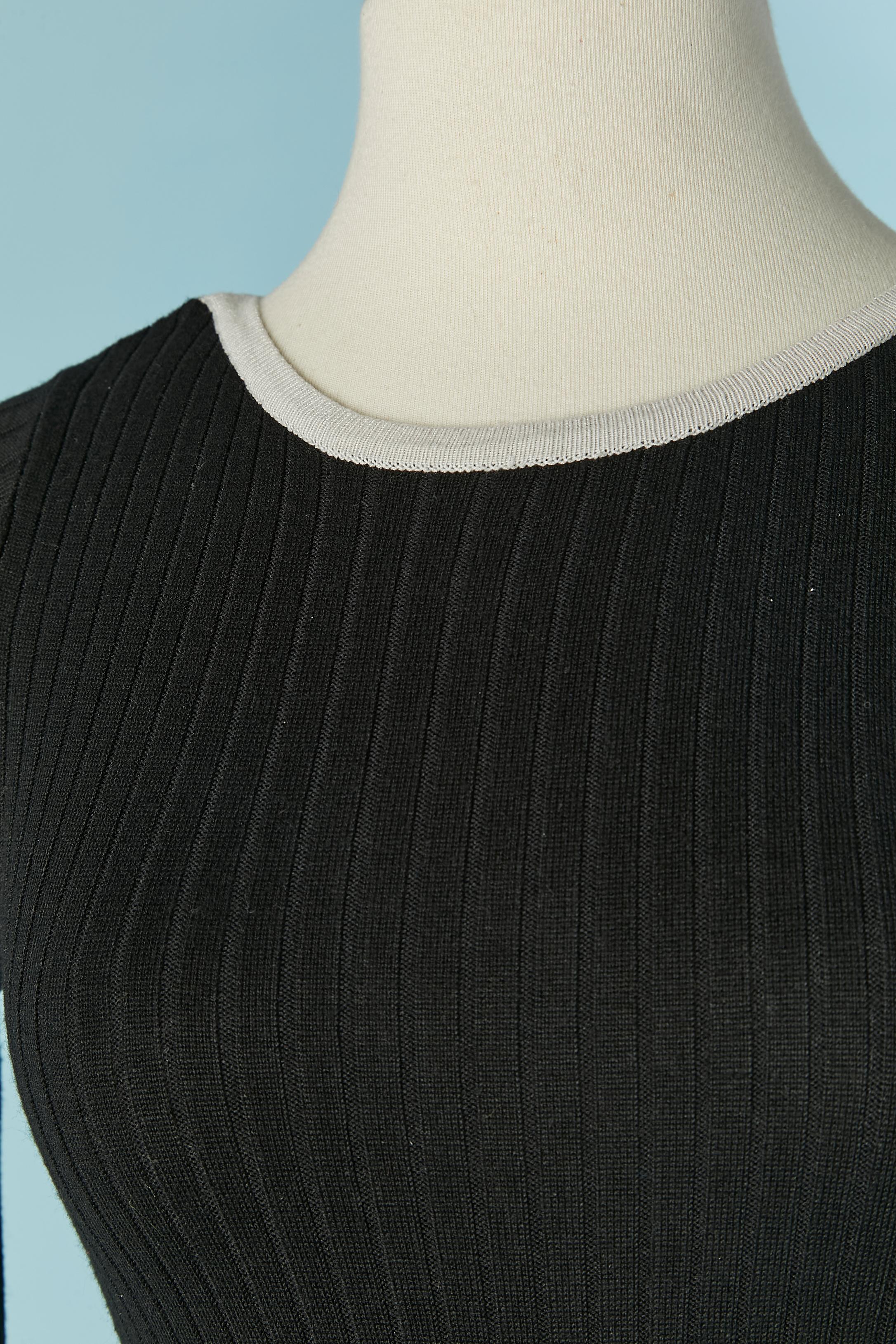 Robe en tricot noir avec bas rayé noir et blanc. L'étiquette de composition du tissu a été coupée mais la maille noire est probablement de la laine ou de la rayonne et la maille noire et blanche est probablement du coton. 
TAILLE XS 
