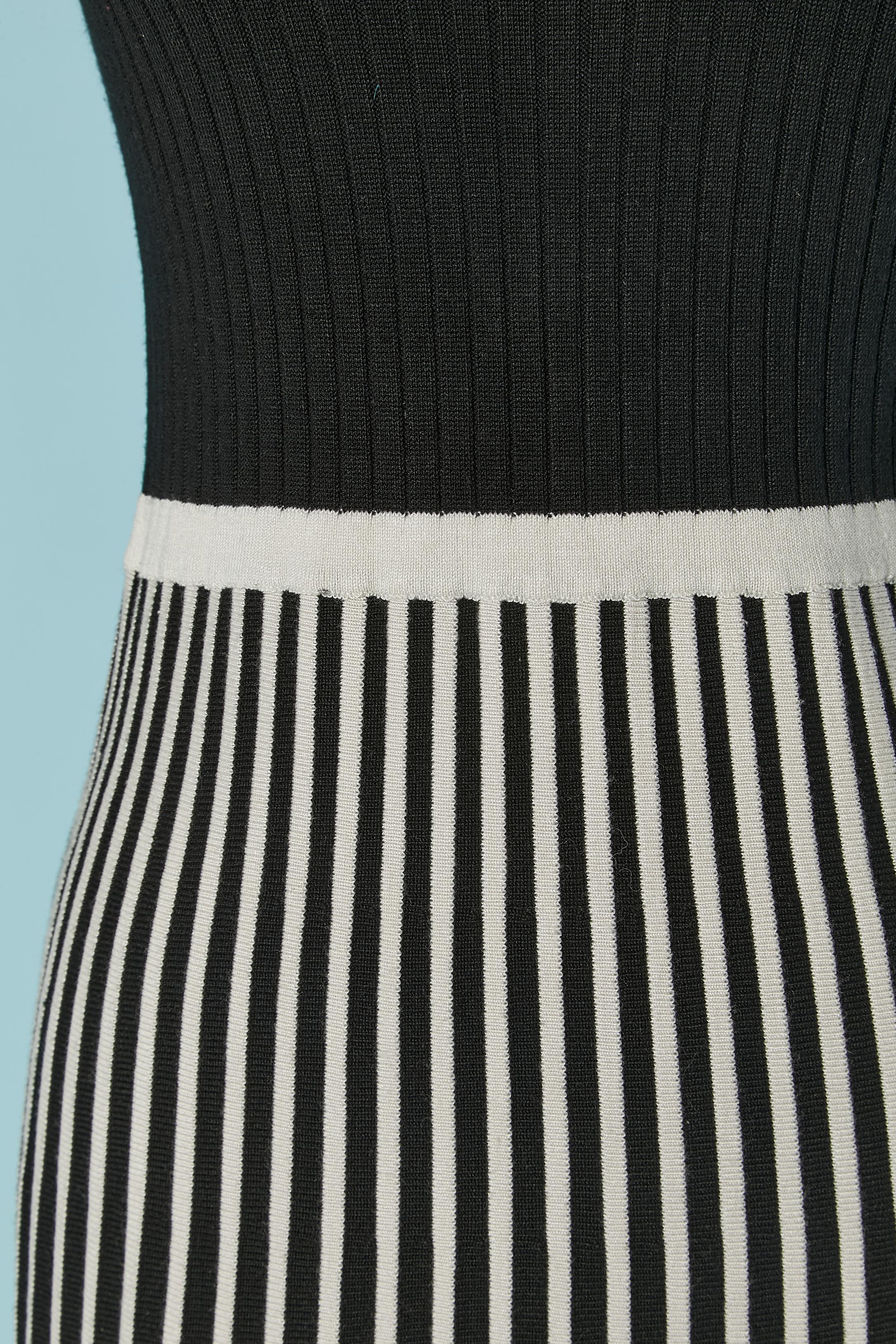 Noir Robe MCQ noire à rayures noires et blanches par ALEXANDER MCQUEEN en vente