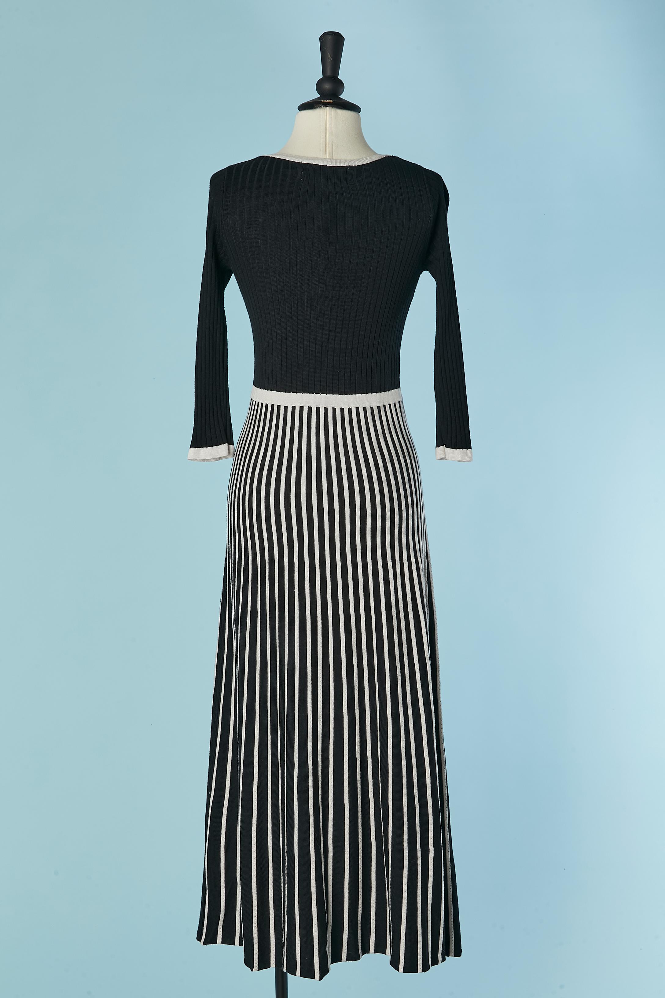 Robe MCQ noire à rayures noires et blanches par ALEXANDER MCQUEEN Pour femmes en vente