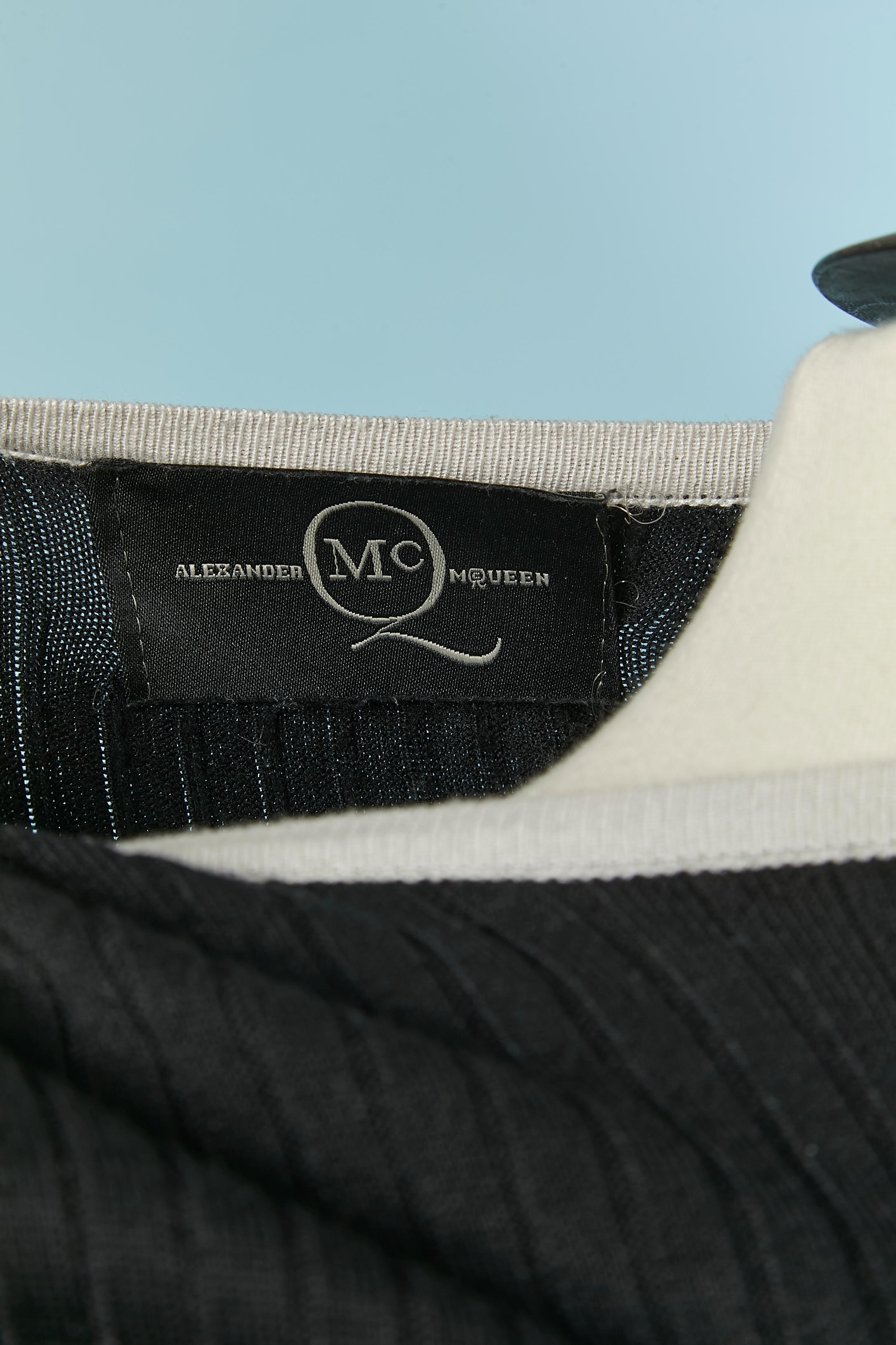 Robe MCQ noire à rayures noires et blanches par ALEXANDER MCQUEEN en vente 1