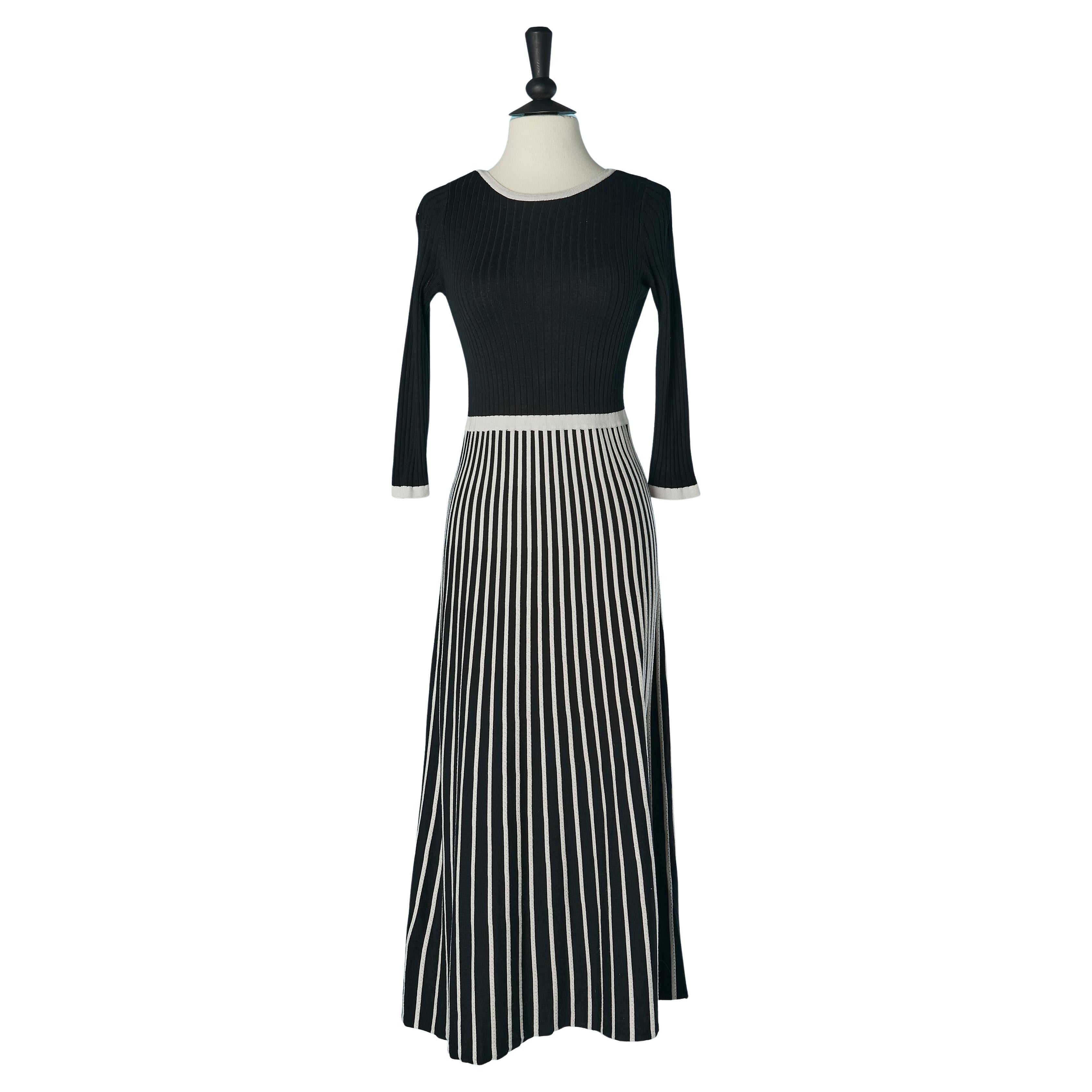 Robe MCQ noire à rayures noires et blanches par ALEXANDER MCQUEEN