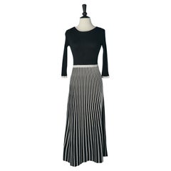 Abito in maglia nera con fondo a righe bianche e nere McQ Alexander McQueen