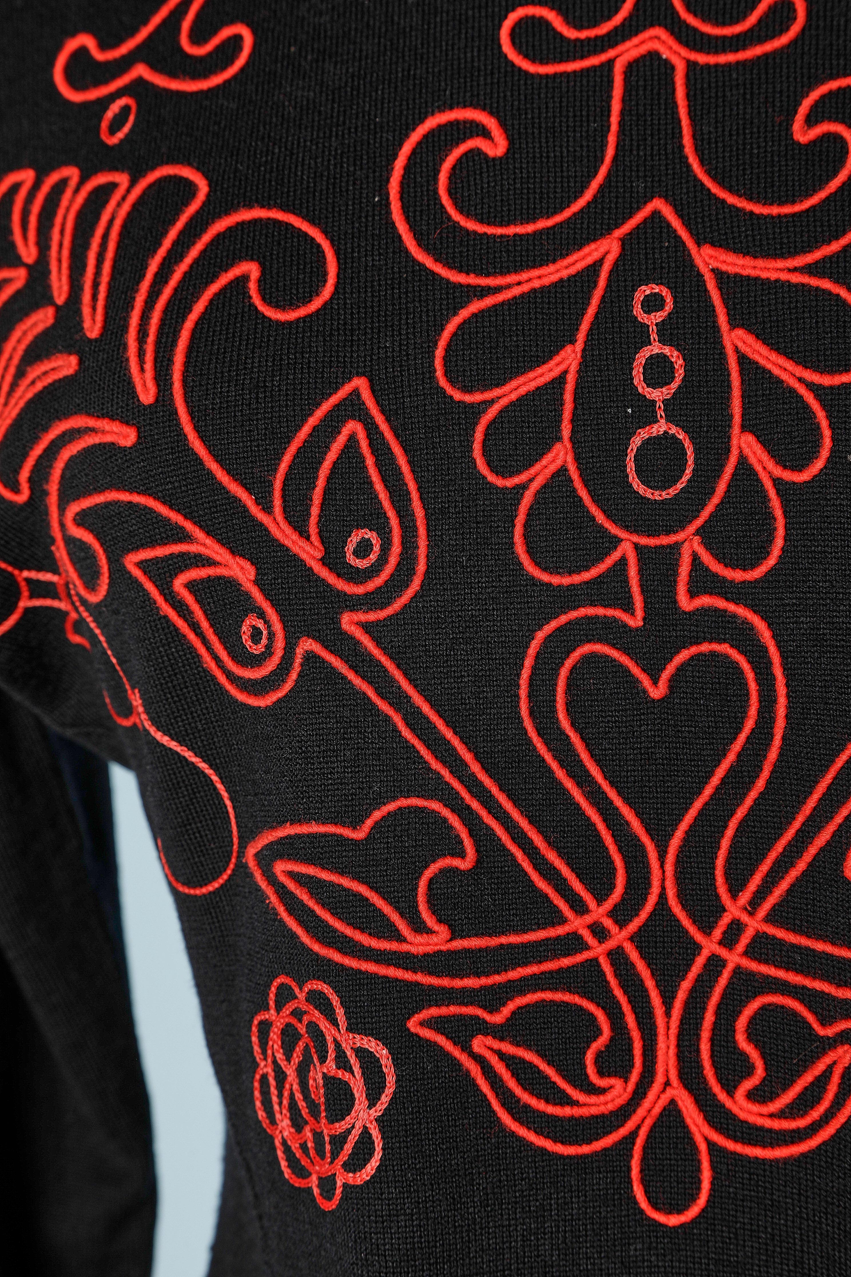 Abito in maglia nera con applicazione di passamaneria rossa. 
TAGLIA M