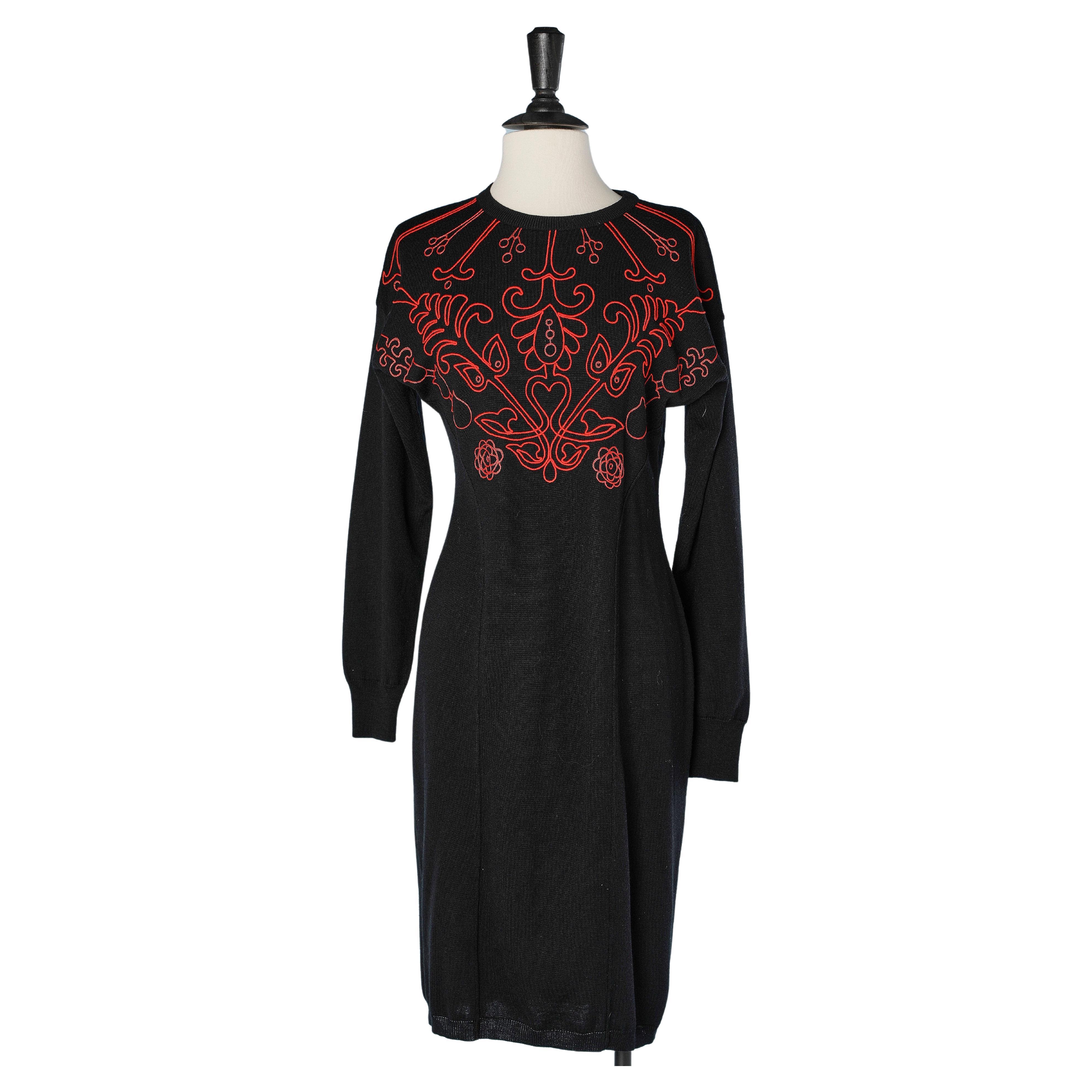 Schwarzes Strickkleid aus Strick mit roter Passementerie-Applikation von Giani Versace