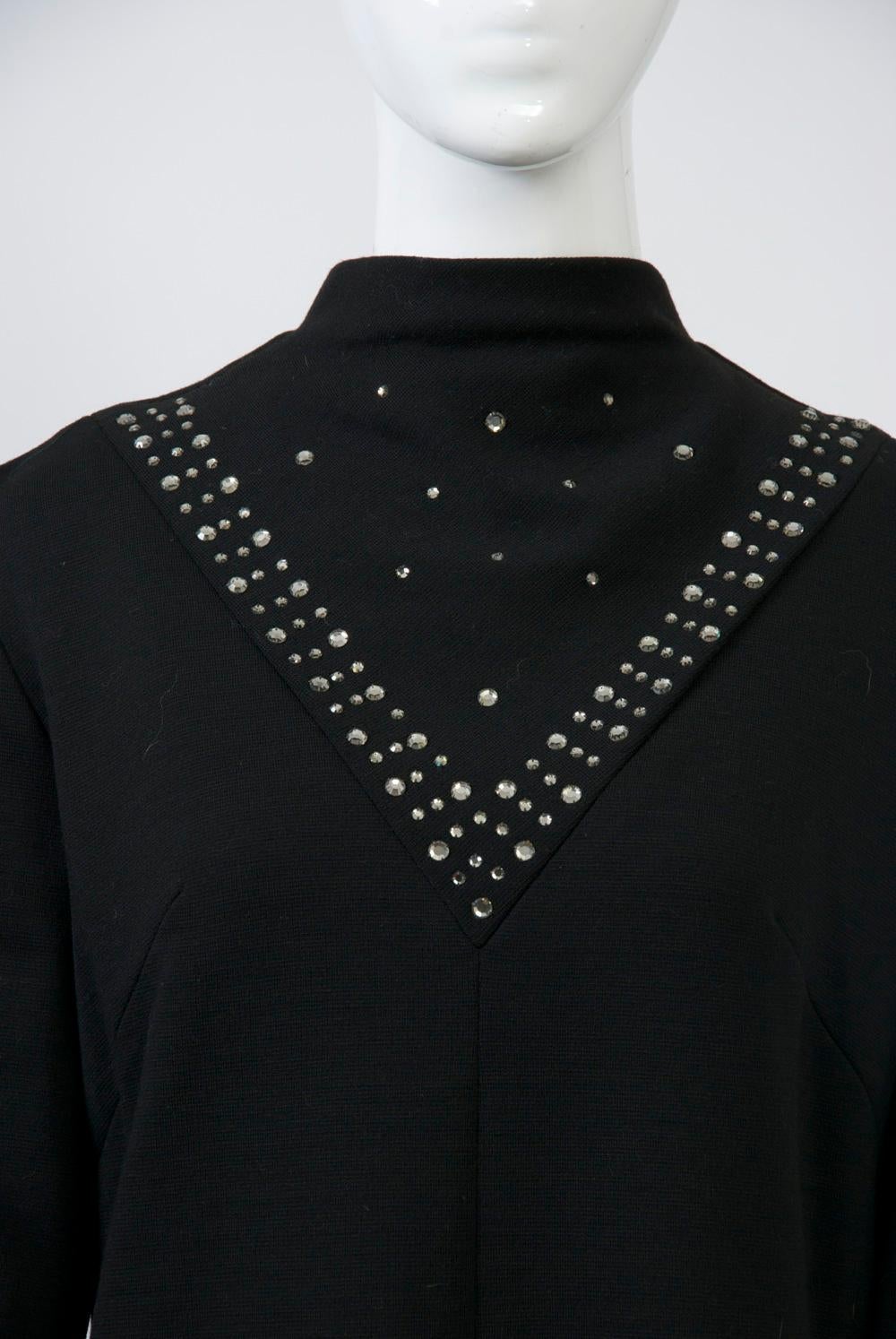 Noir Robe en tricot noir avec bordures en strass en vente