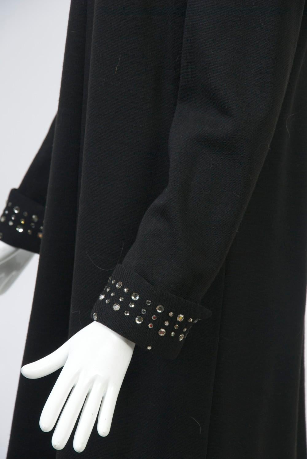 Robe en tricot noir avec bordures en strass Pour femmes en vente