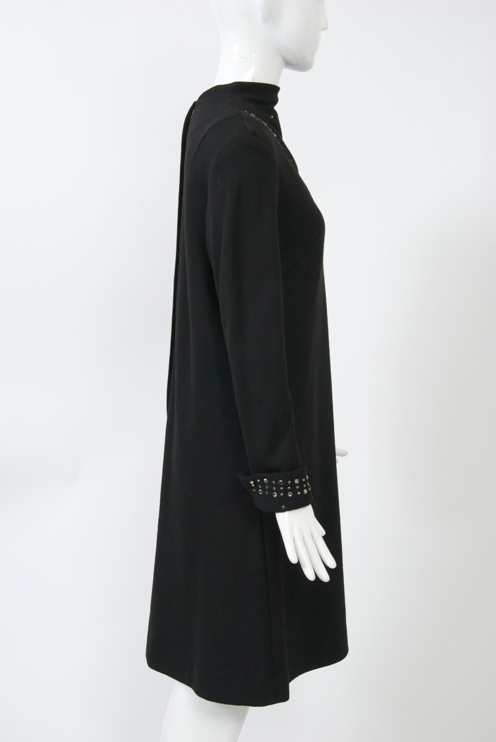 Robe en tricot noir avec bordures en strass en vente 1