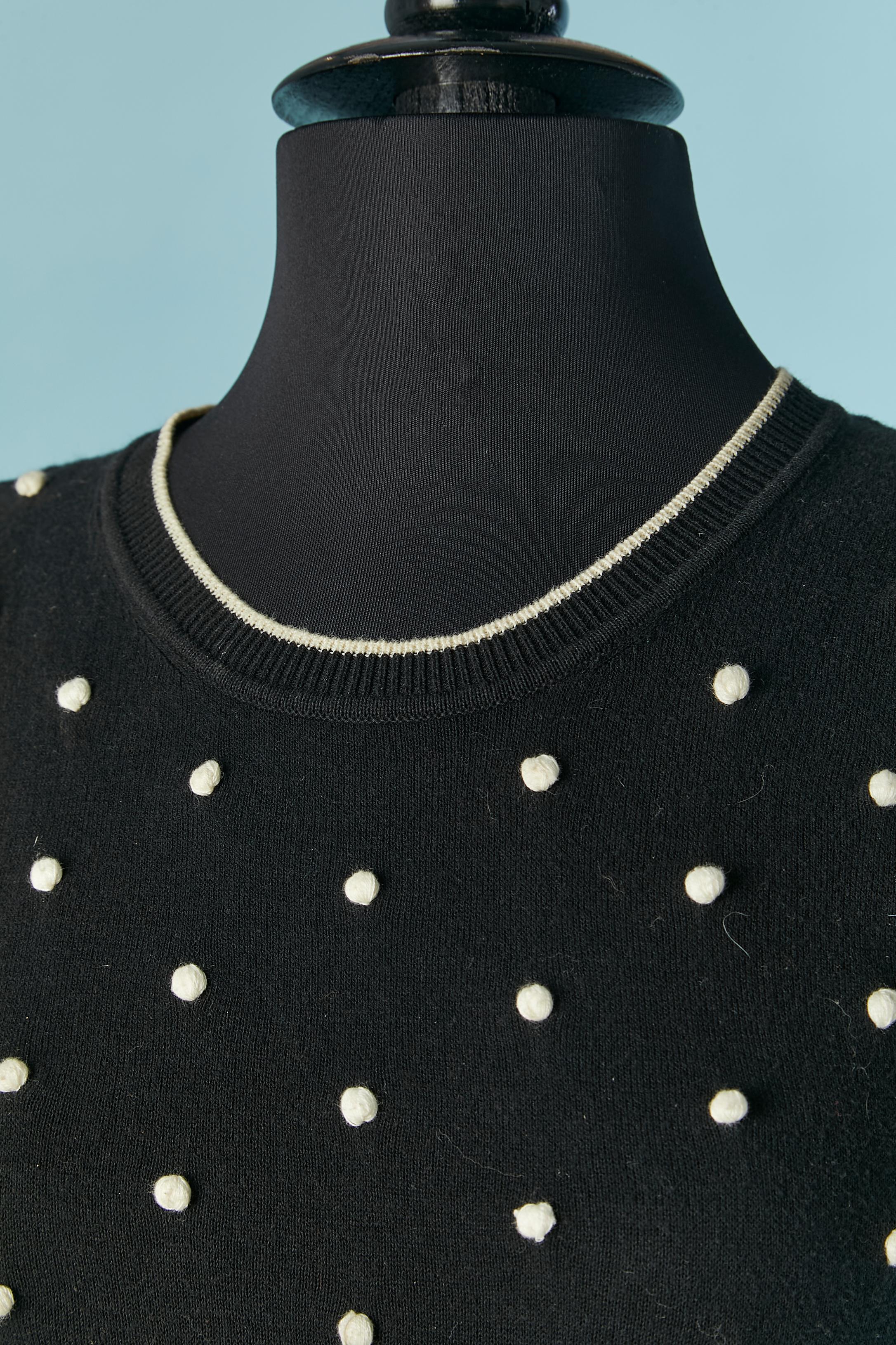 Vestido de punto negro con lunares blancos. Composición del punto: 100% algodón. Composición del forro: 100% poliéster. 
Cierre de cremallera en el lado izquierdo 
TALLA 36 (Fr) S 