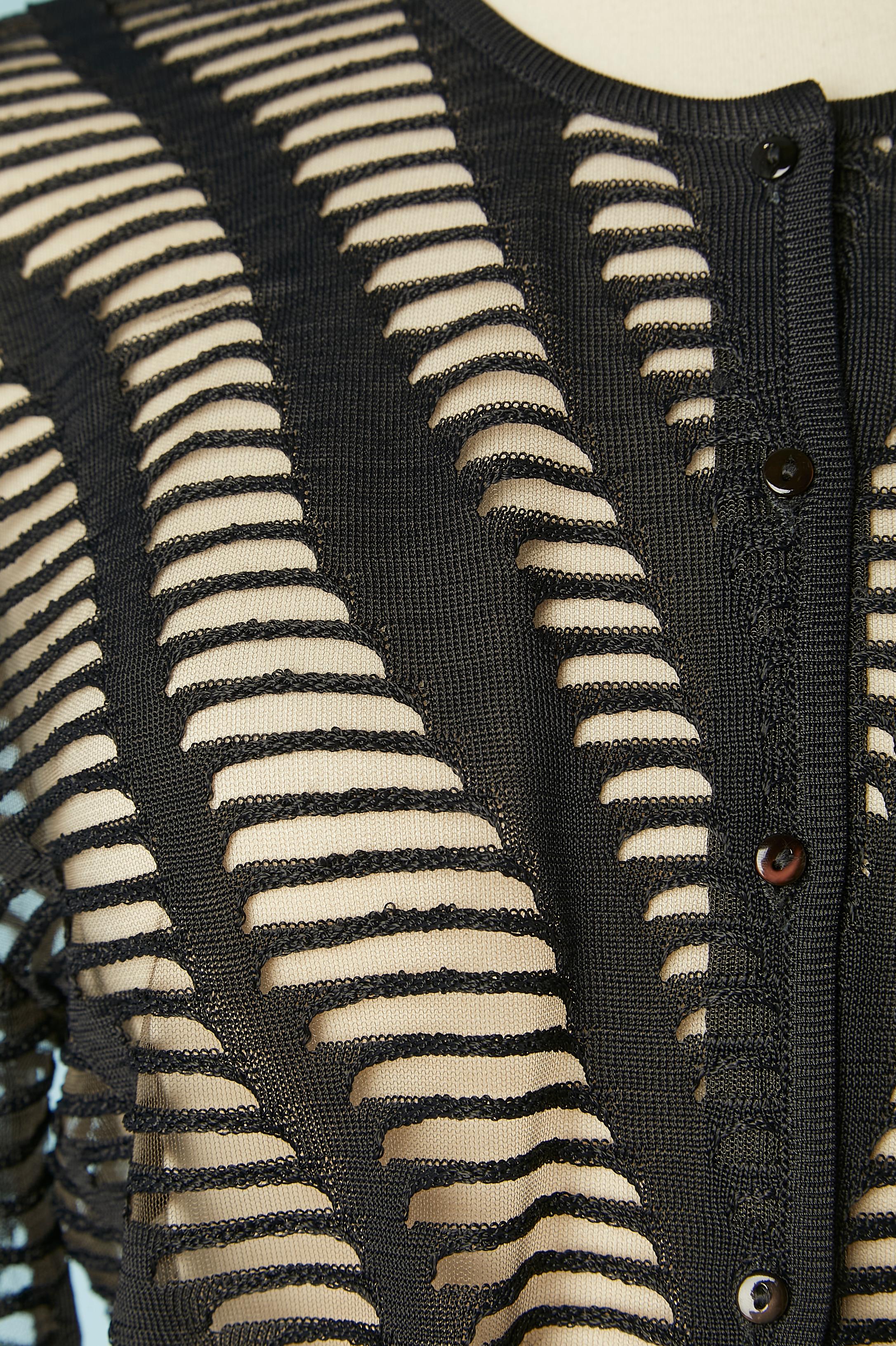 Cardigan en jacquard tricoté noir . Pas de composition d'étiquette de tissu mais le tricot noir est probablement en rayonne et le tissu transparent est en nylon ;
TAILLE L 