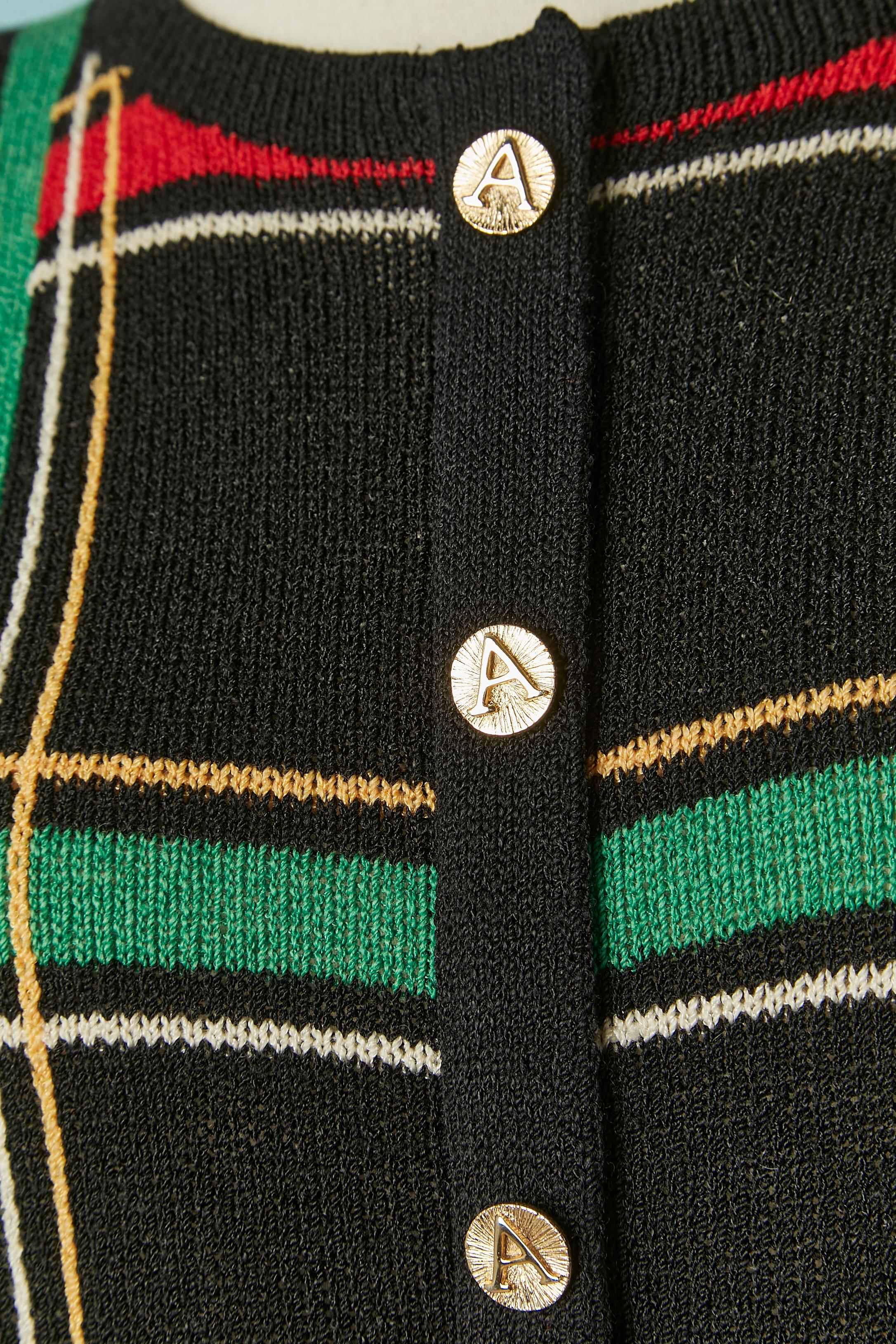 Schwarzes Jacquard-Strickkleid mit Karomuster. Kein Etikett für die Stoffzusammensetzung, aber wahrscheinlich Viskose. Verdeckter Reißverschluss in der Mitte der Vorderseite mit dekorativem 