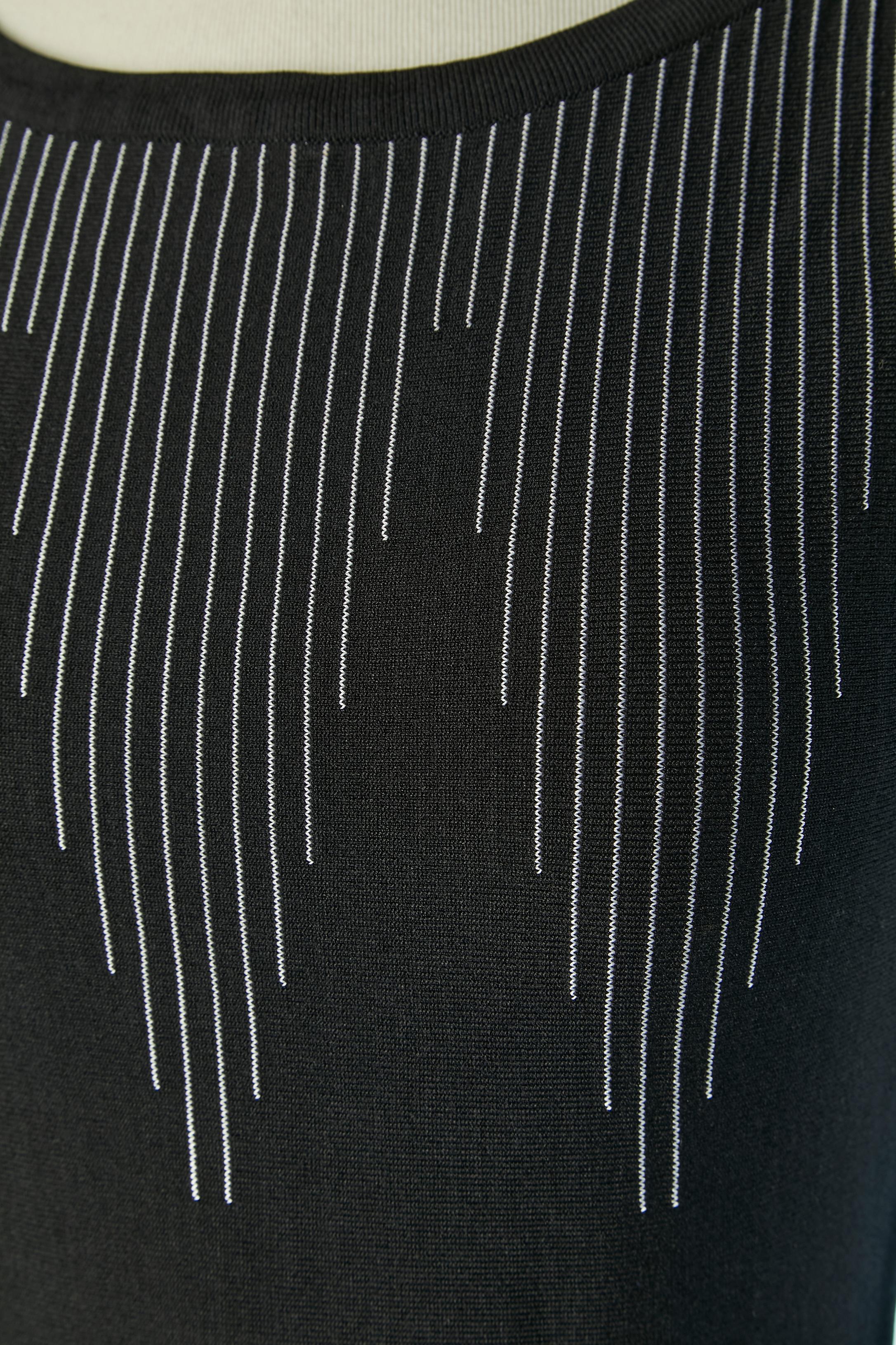 Schwarzer Strick mit weißem Jacquard-Streifen. Kein Stoffetikett, aber wahrscheinlich ist es Viskose gemischt mit  Elastan. 
GRÖSSE 34 (Fr) XS 