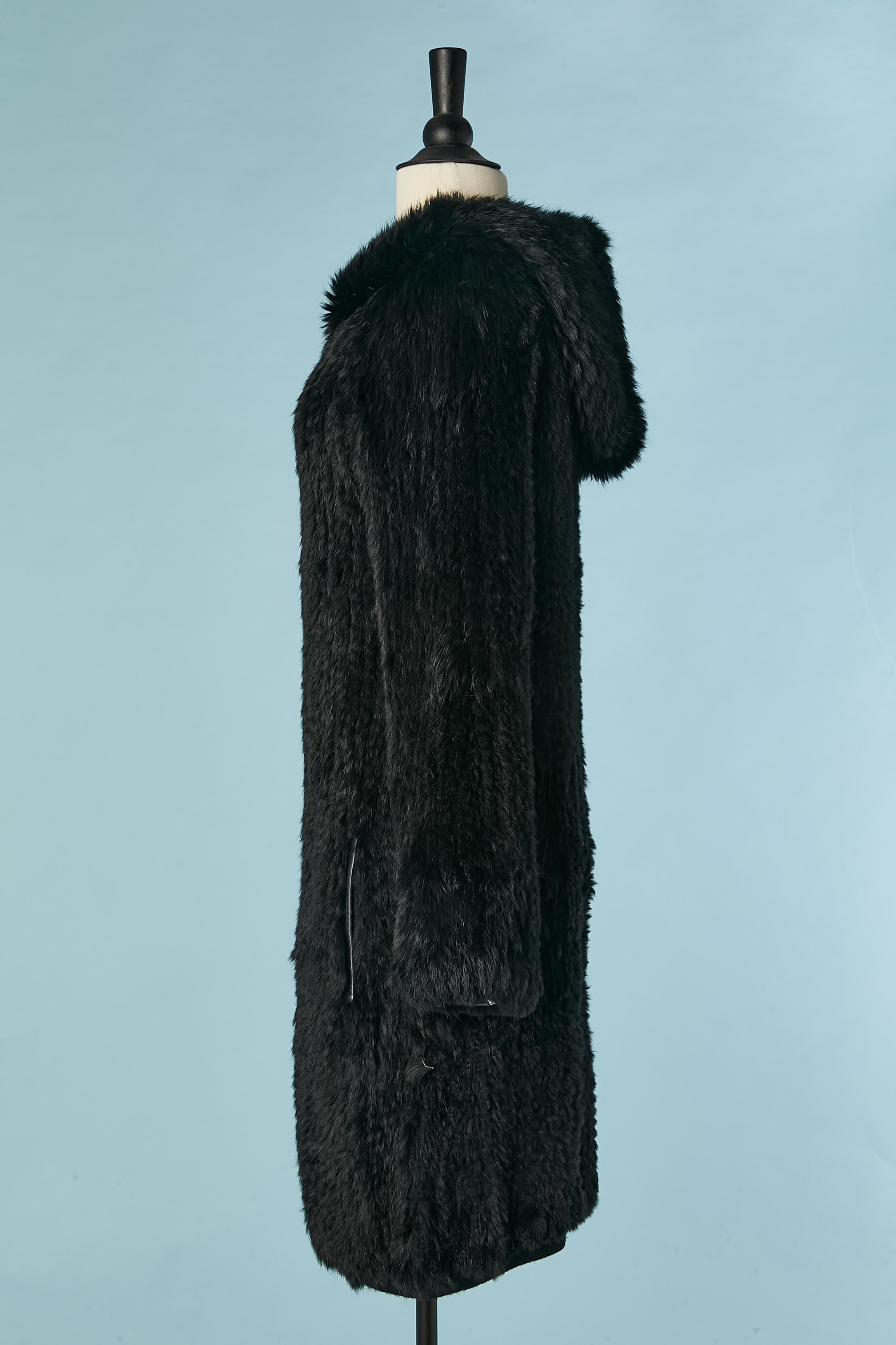 Schwarzer handgeknüpfter Mantel aus Kaninchenpelz mit Kapuze und RYKIELverschluss RYKIEL ca. 1990er Jahre  Damen im Angebot