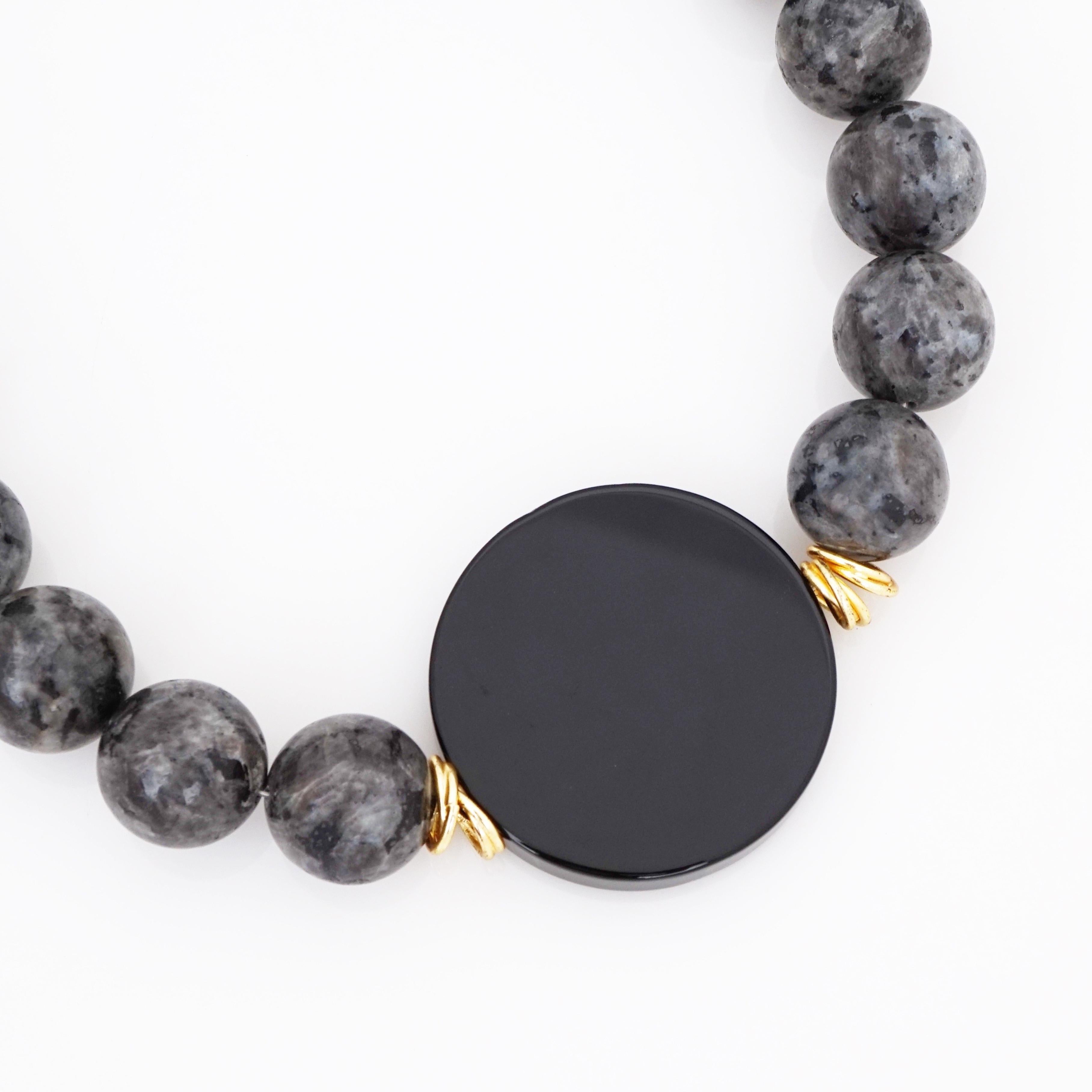 - Objet ancien

- Bijoux de collection des années 80

- longueur de 20 pouces

- 20mm perles de labradorite noire lisse et polie

- perle d'onyx circulaire lisse, polie et plate de 1,75