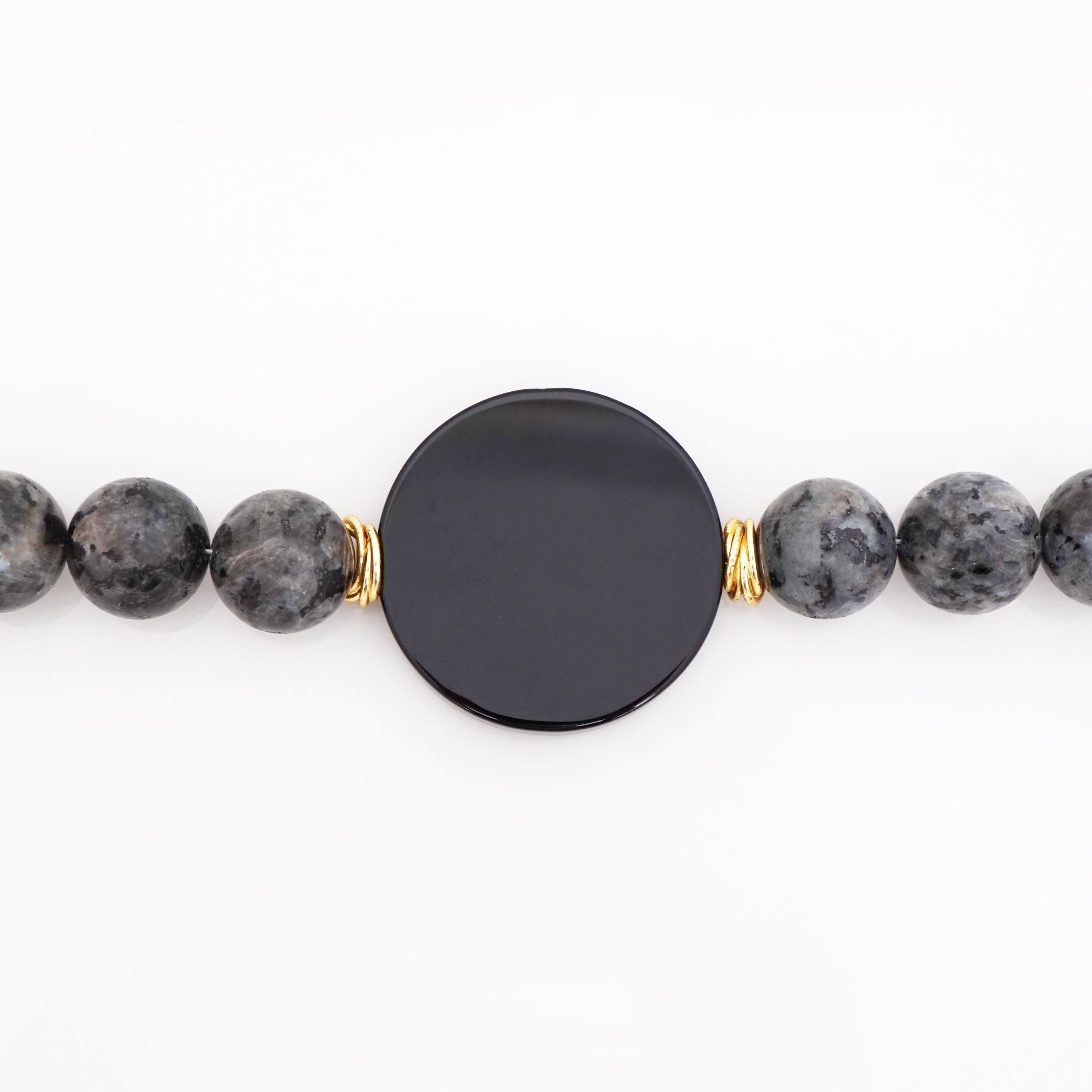 Moderne Collier de perles de labradorite noire avec pierre précieuse ronde plate en onyx, années 1980 en vente