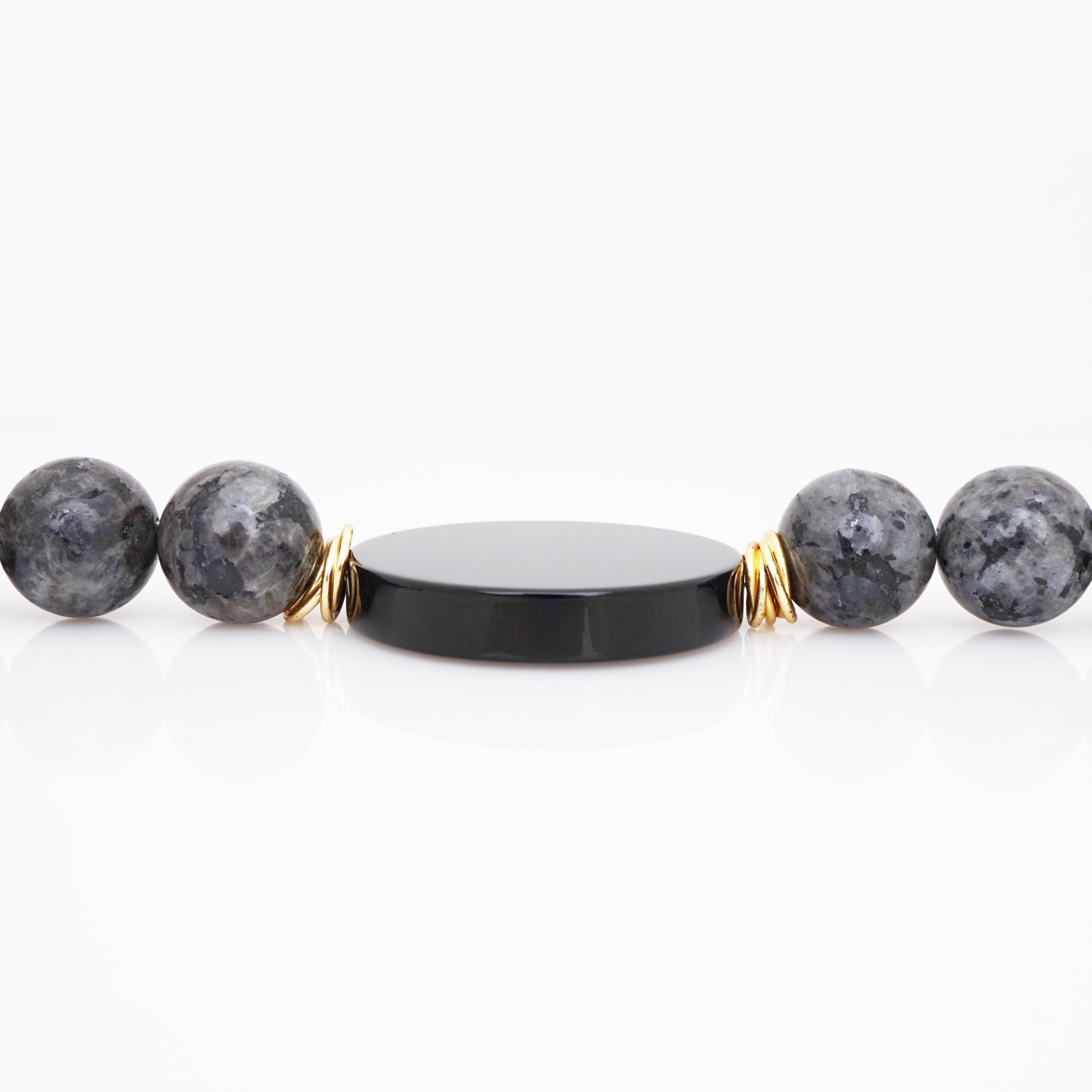 Taille ronde Collier de perles de labradorite noire avec pierre précieuse ronde plate en onyx, années 1980 en vente