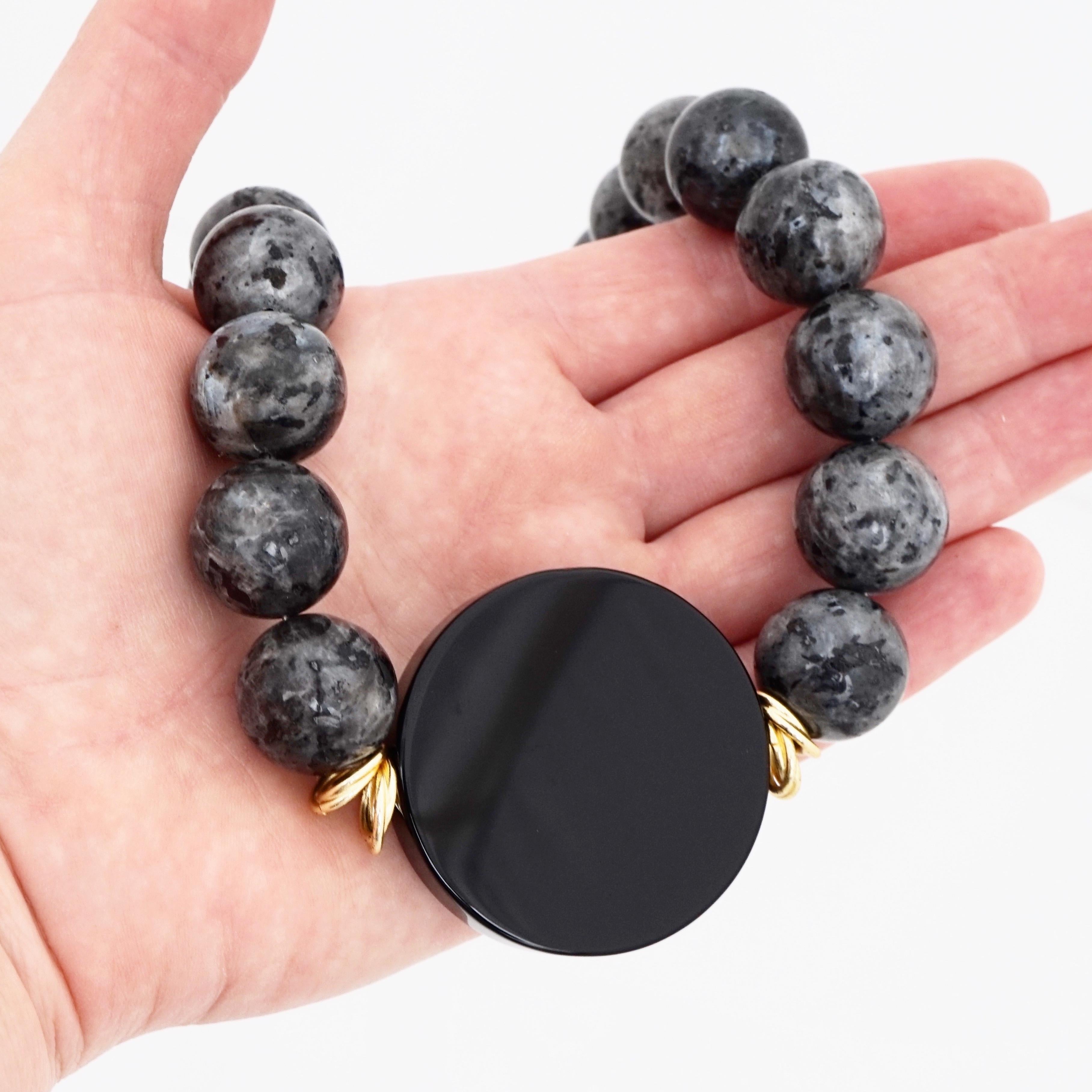 Collier de perles de labradorite noire avec pierre précieuse ronde plate en onyx, années 1980 Pour femmes en vente
