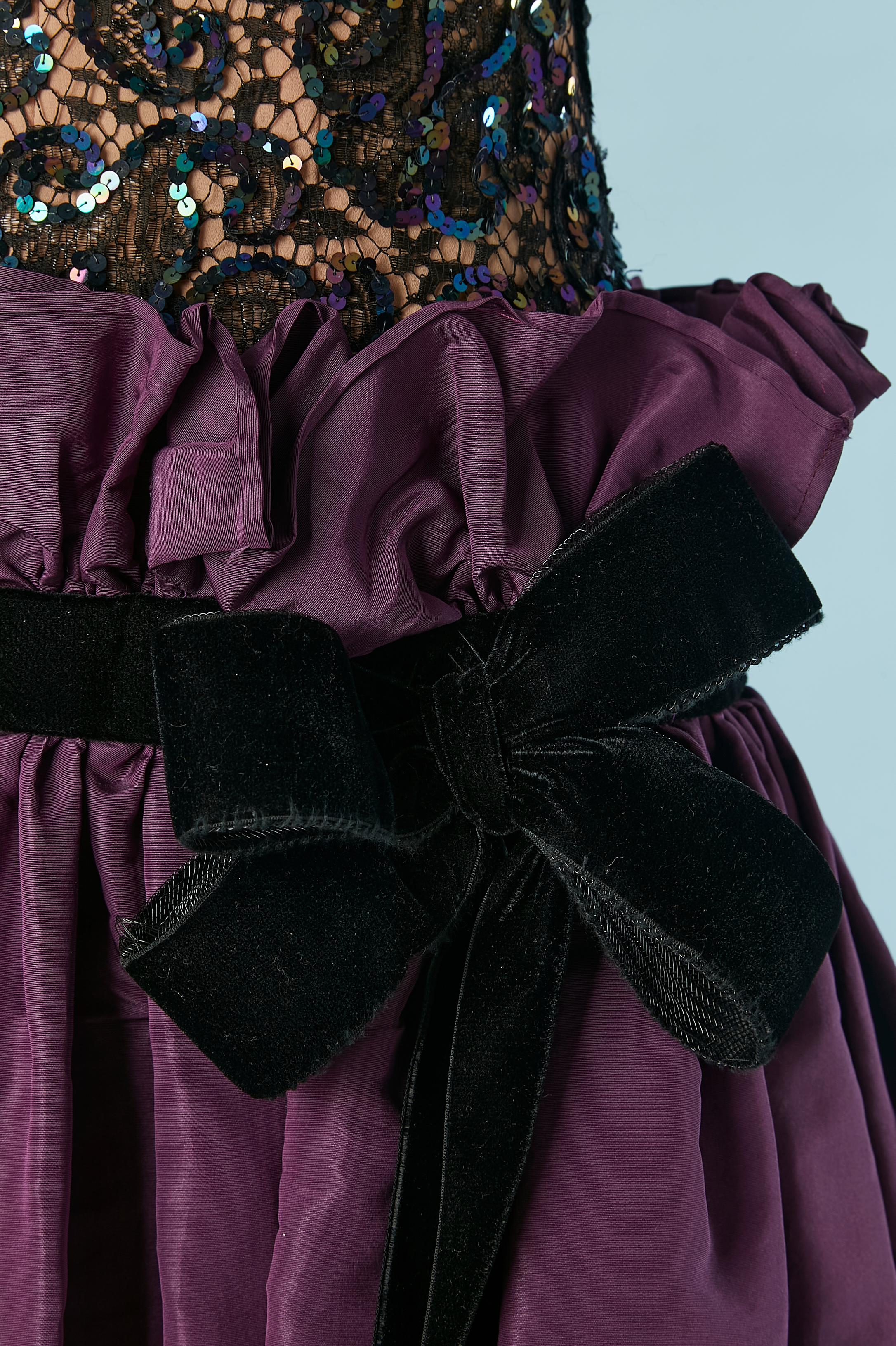 Vestido de noche de encaje negro y faille morado con lazo de terciopelo negro  Bob Mackie Negro en venta