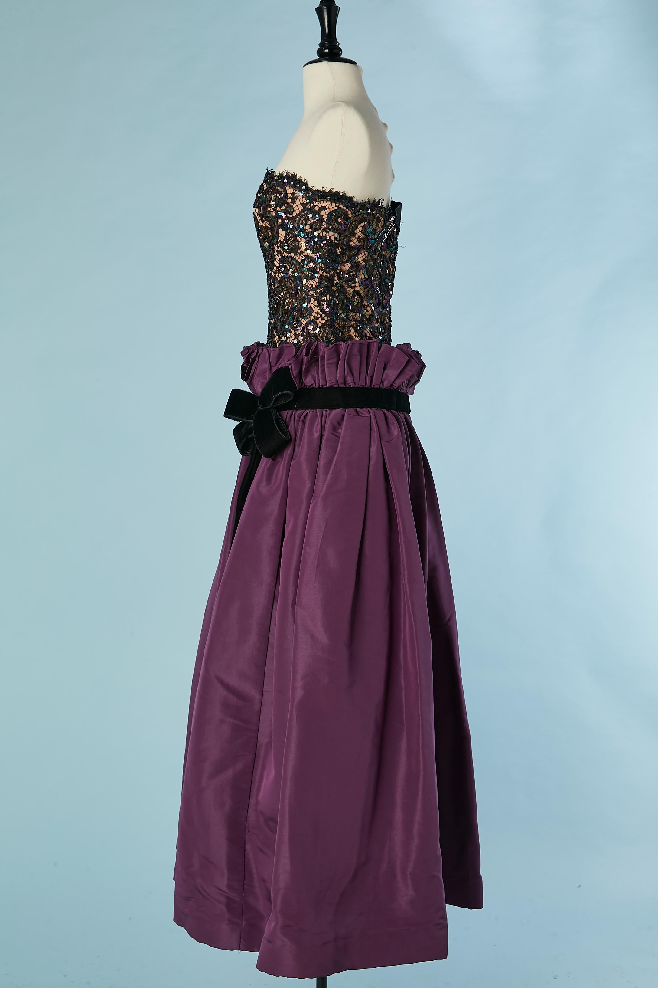 Vestido de noche de encaje negro y faille morado con lazo de terciopelo negro  Bob Mackie en venta 1