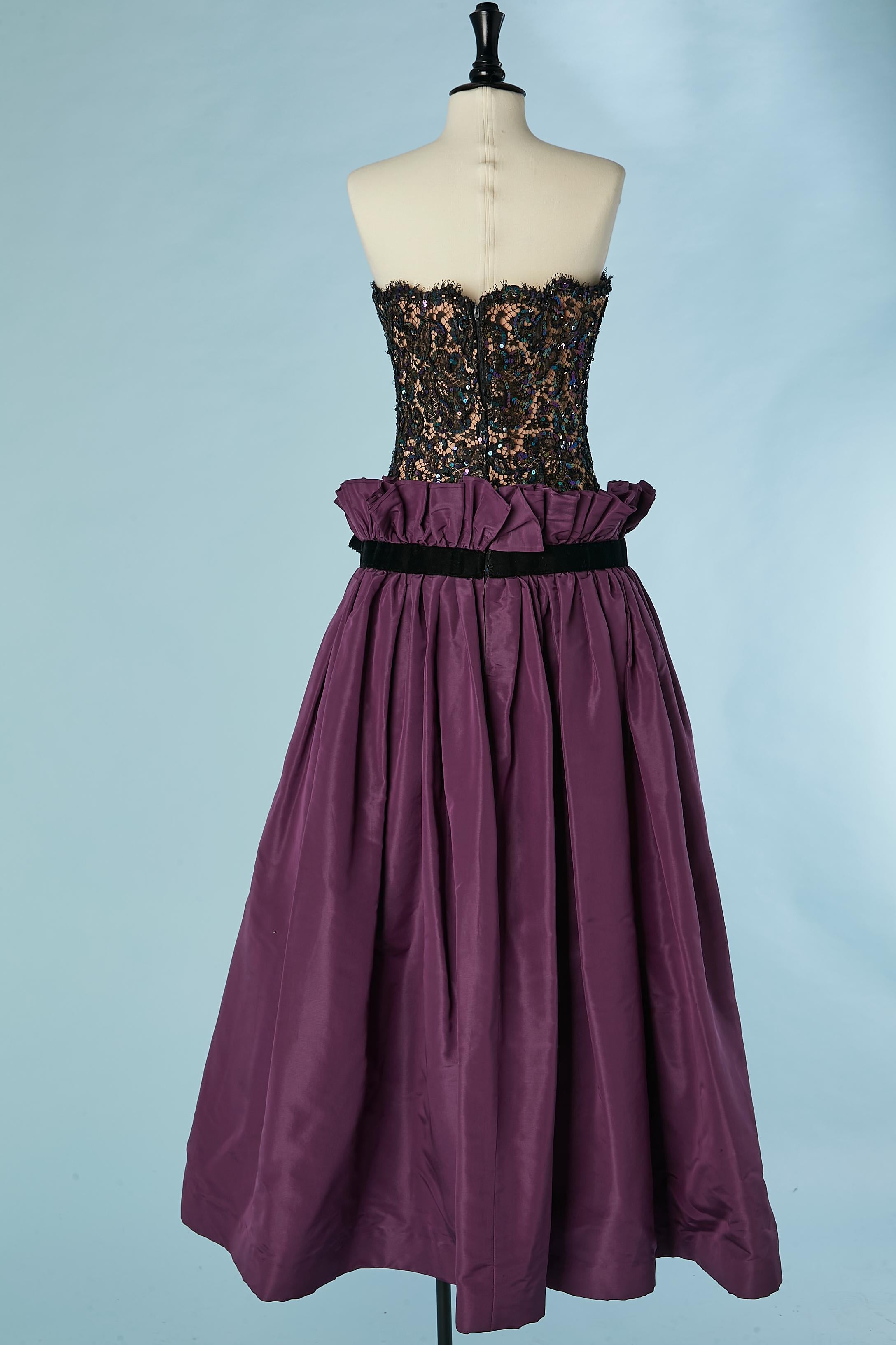 Vestido de noche de encaje negro y faille morado con lazo de terciopelo negro  Bob Mackie en venta 2