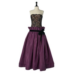 Robe de soirée en dentelle noire et faille violette avec nœud en velours noir  Bob Mackie