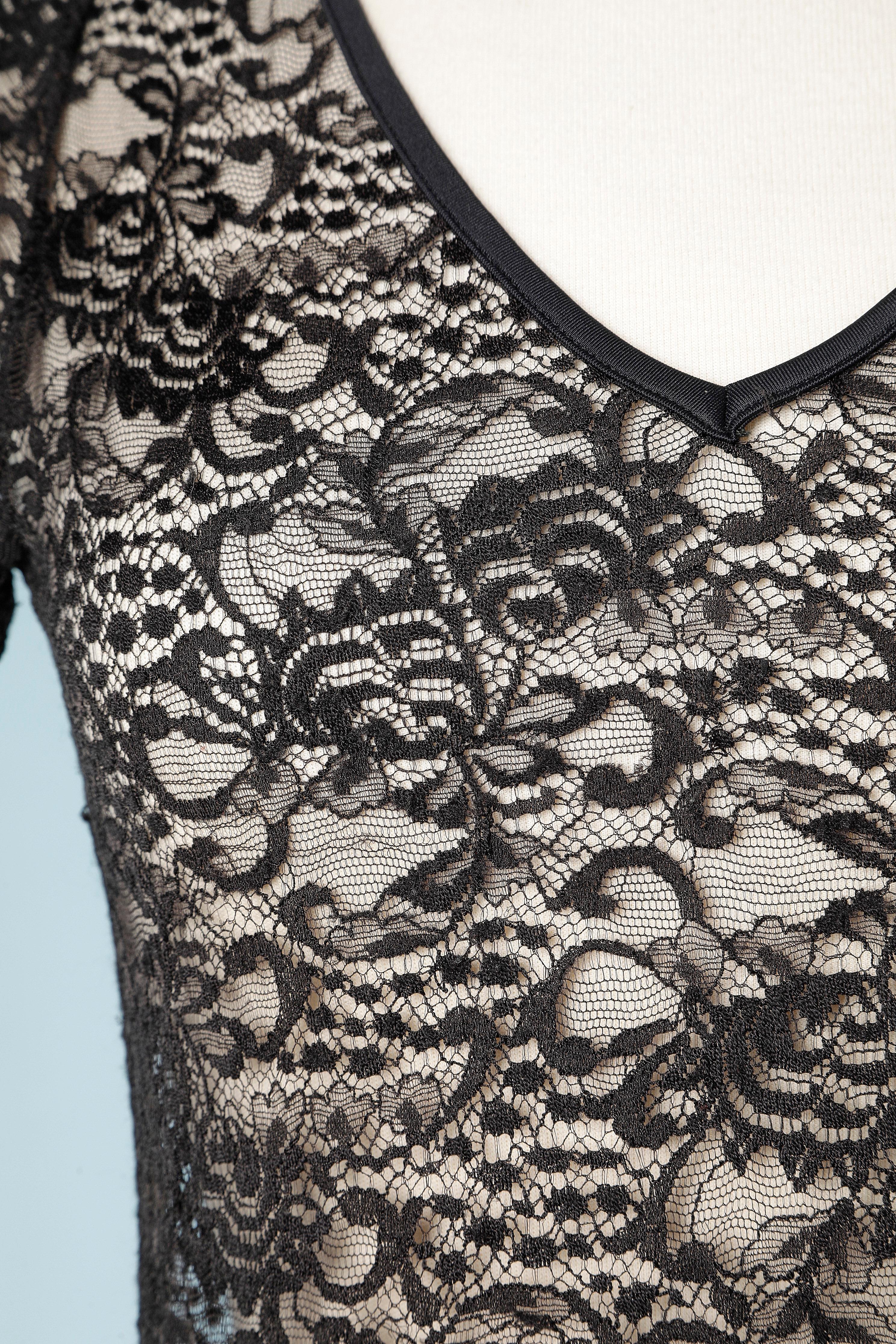 Black lace dress and crêpe chiffon. See-through on the top part. Zip on the left side.
SIZE M