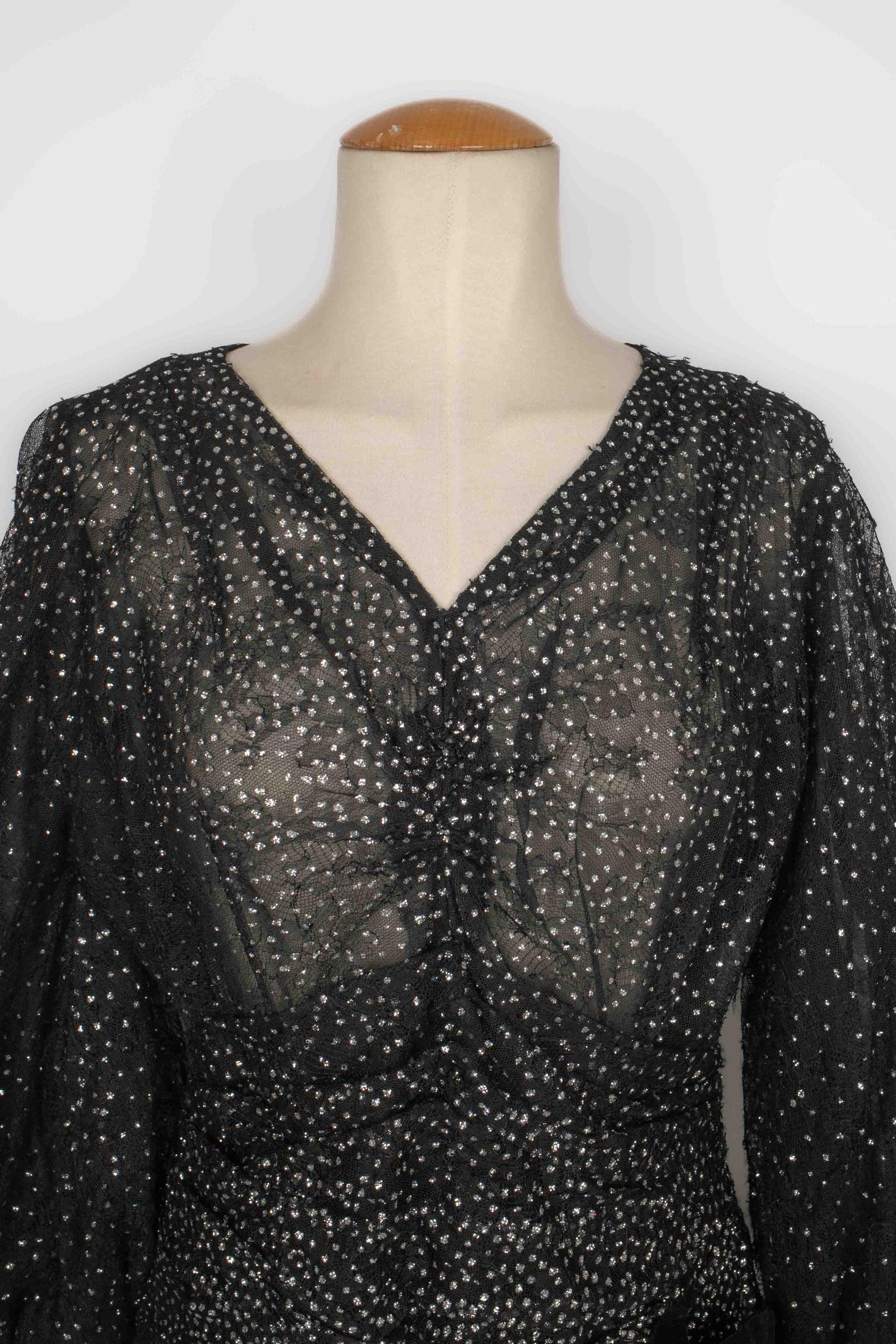 Schwarzes Spitzenkleid mit Strasssteinen und einer großen schwarzen Blume, 1985 im Angebot 6