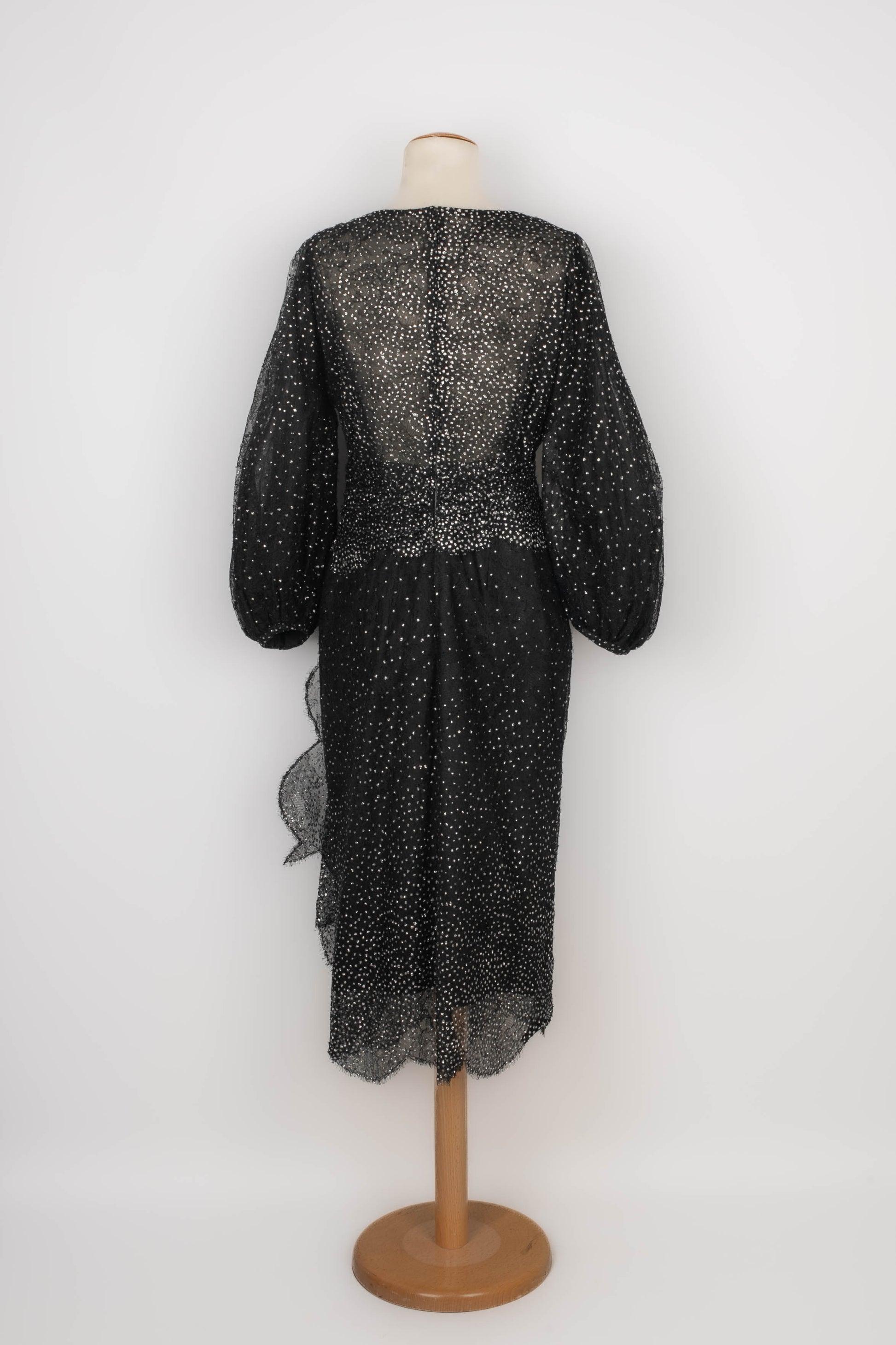Schwarzes Spitzenkleid mit Strasssteinen und einer großen schwarzen Blume, 1985 im Zustand „Hervorragend“ im Angebot in SAINT-OUEN-SUR-SEINE, FR