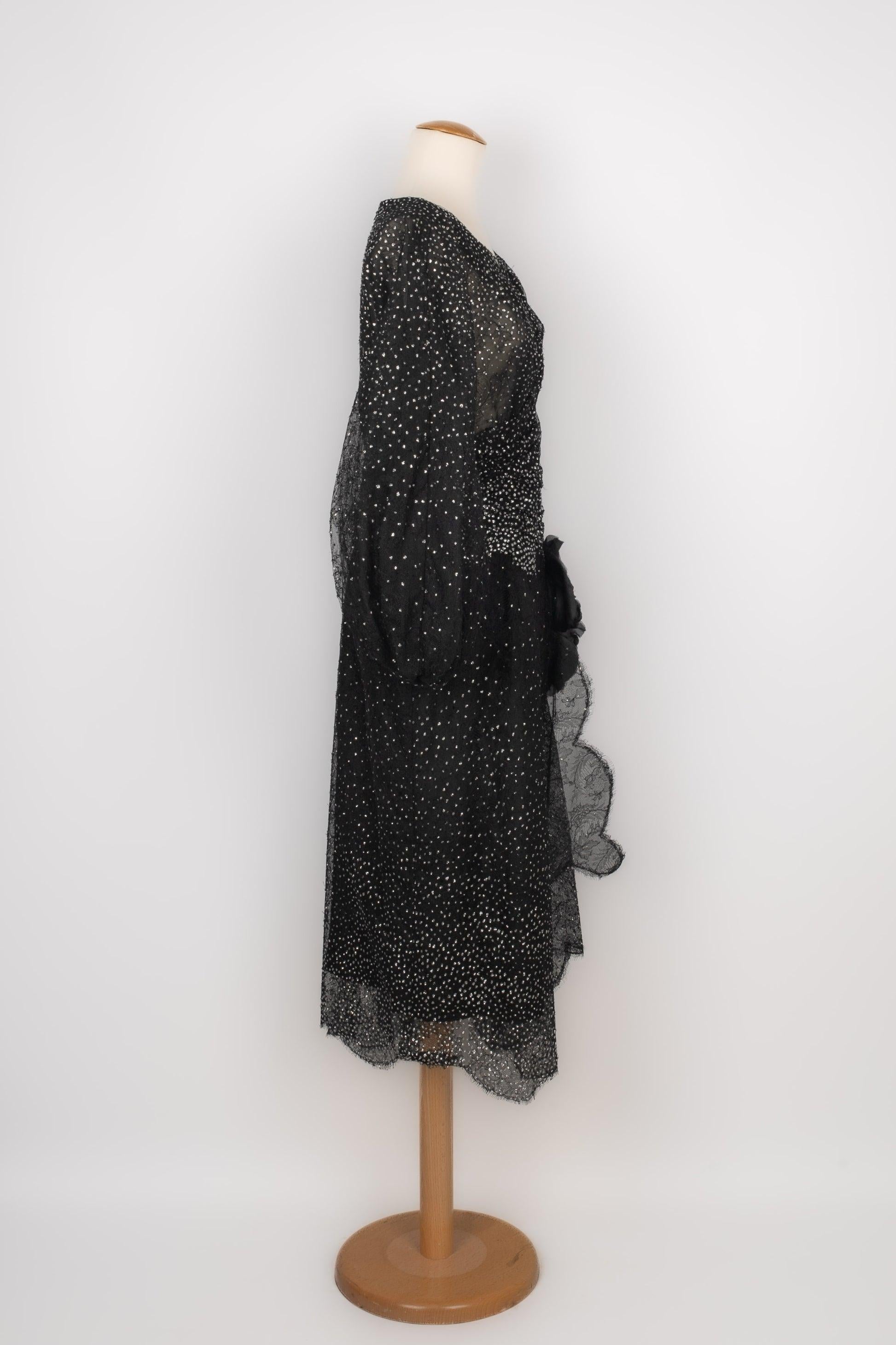 Schwarzes Spitzenkleid mit Strasssteinen und einer großen schwarzen Blume, 1985 Damen im Angebot