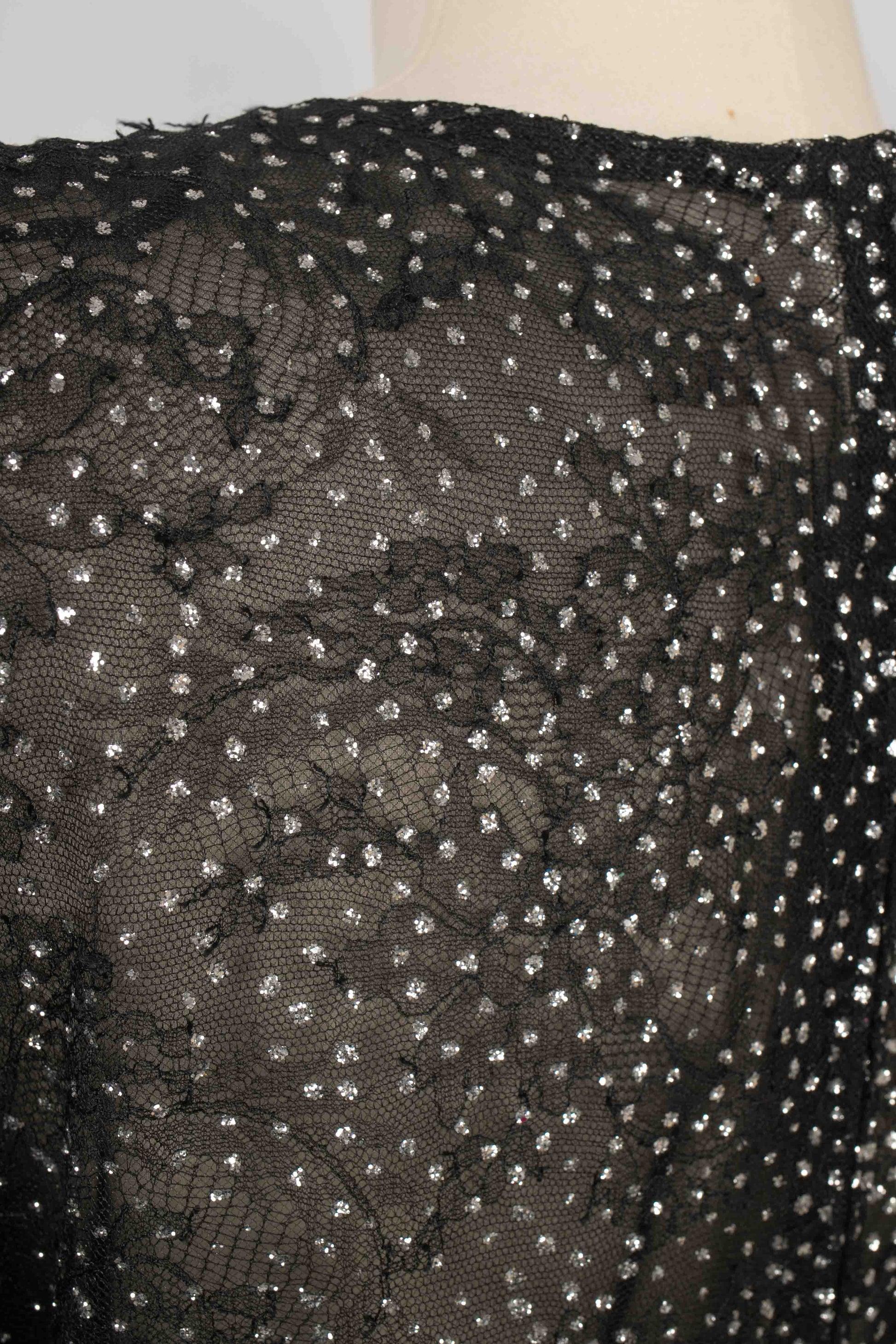 Schwarzes Spitzenkleid mit Strasssteinen und einer großen schwarzen Blume, 1985 im Angebot 1