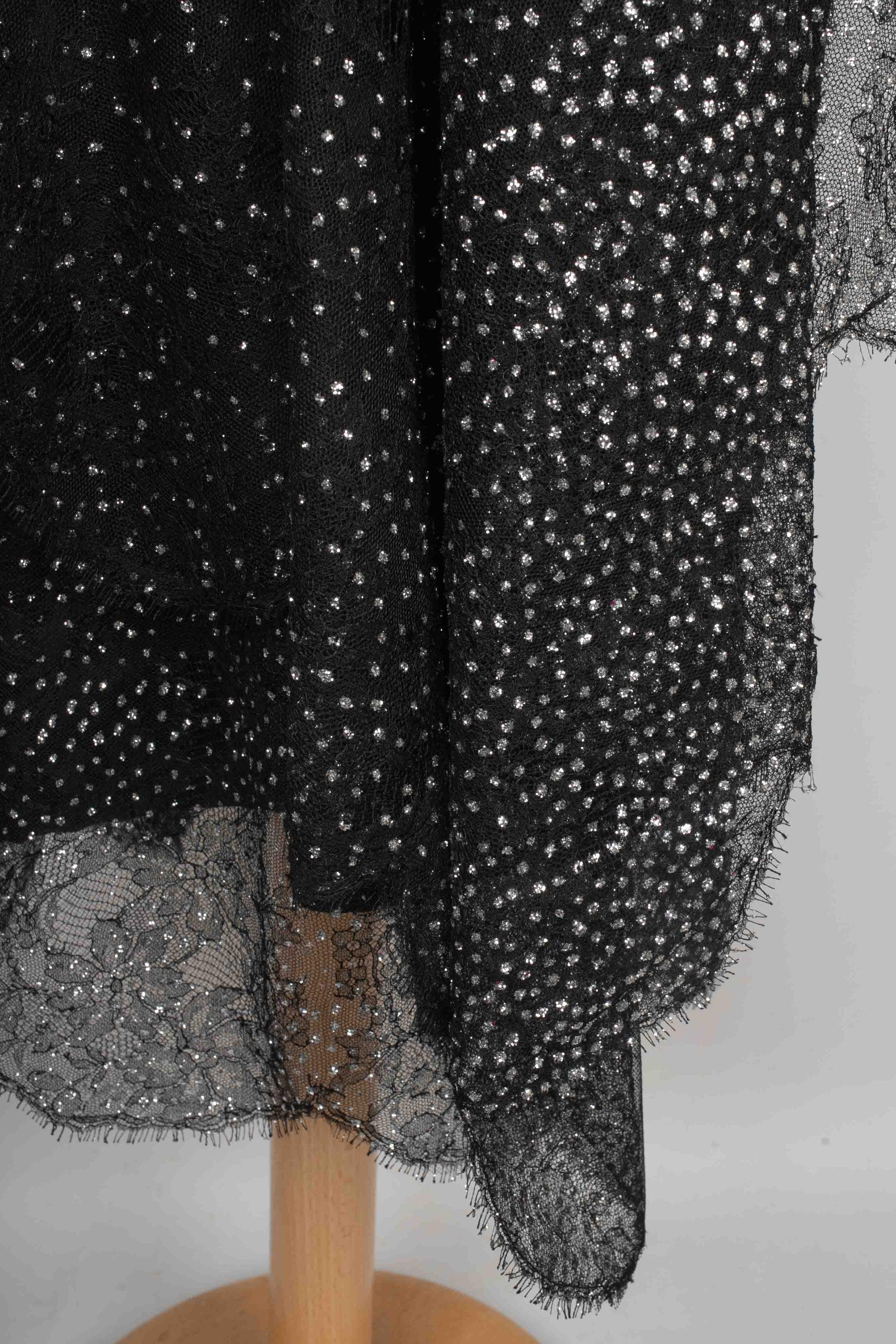 Schwarzes Spitzenkleid mit Strasssteinen und einer großen schwarzen Blume, 1985 im Angebot 2