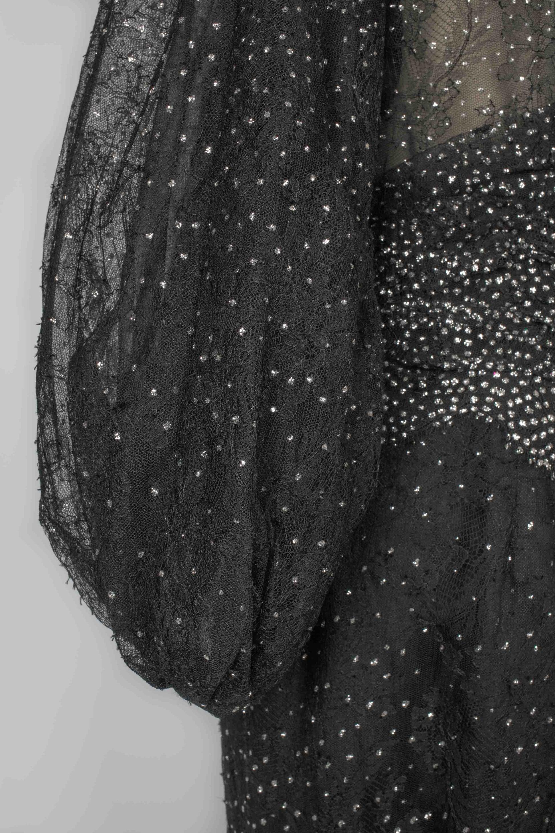 Schwarzes Spitzenkleid mit Strasssteinen und einer großen schwarzen Blume, 1985 im Angebot 3