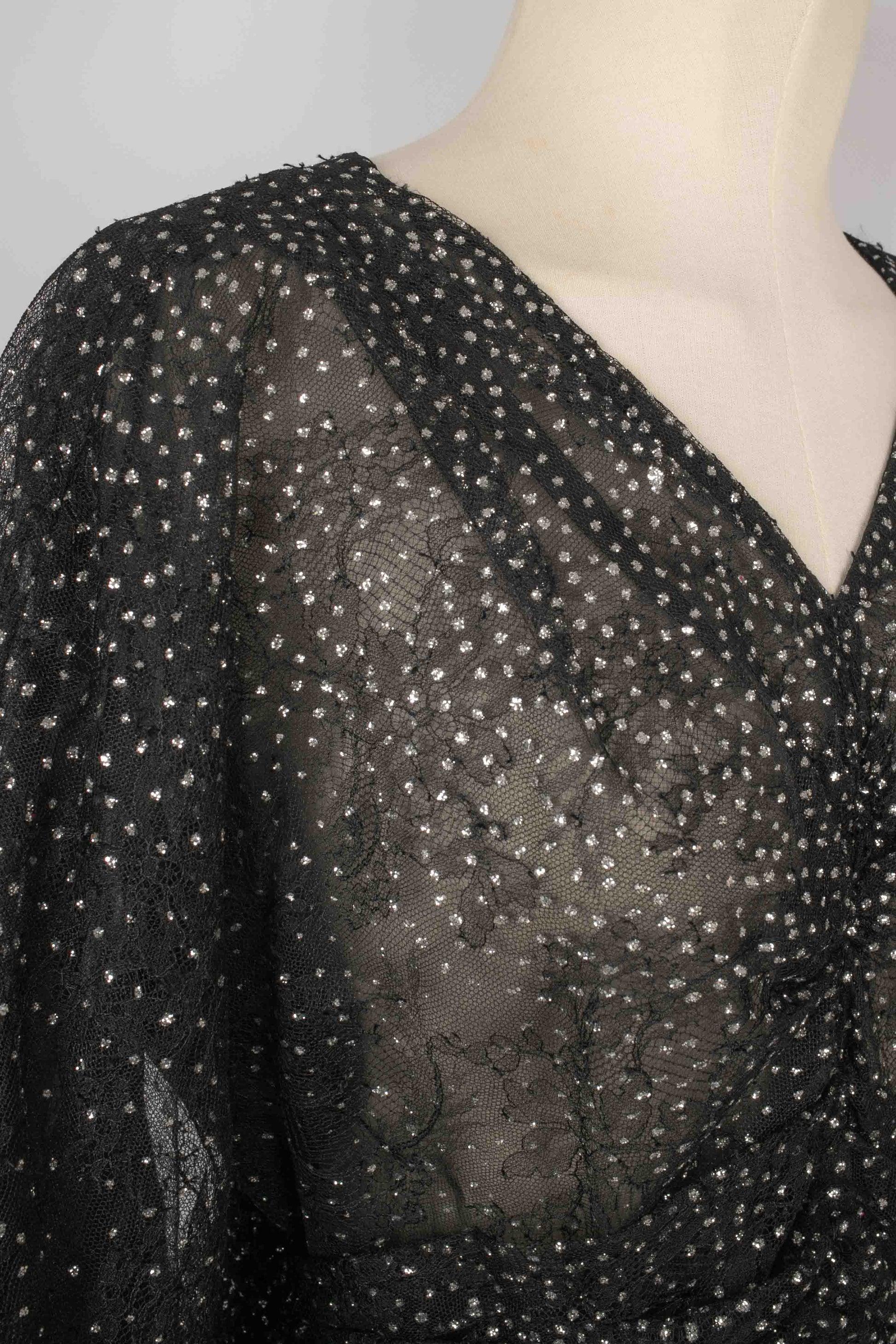 Schwarzes Spitzenkleid mit Strasssteinen und einer großen schwarzen Blume, 1985 im Angebot 4
