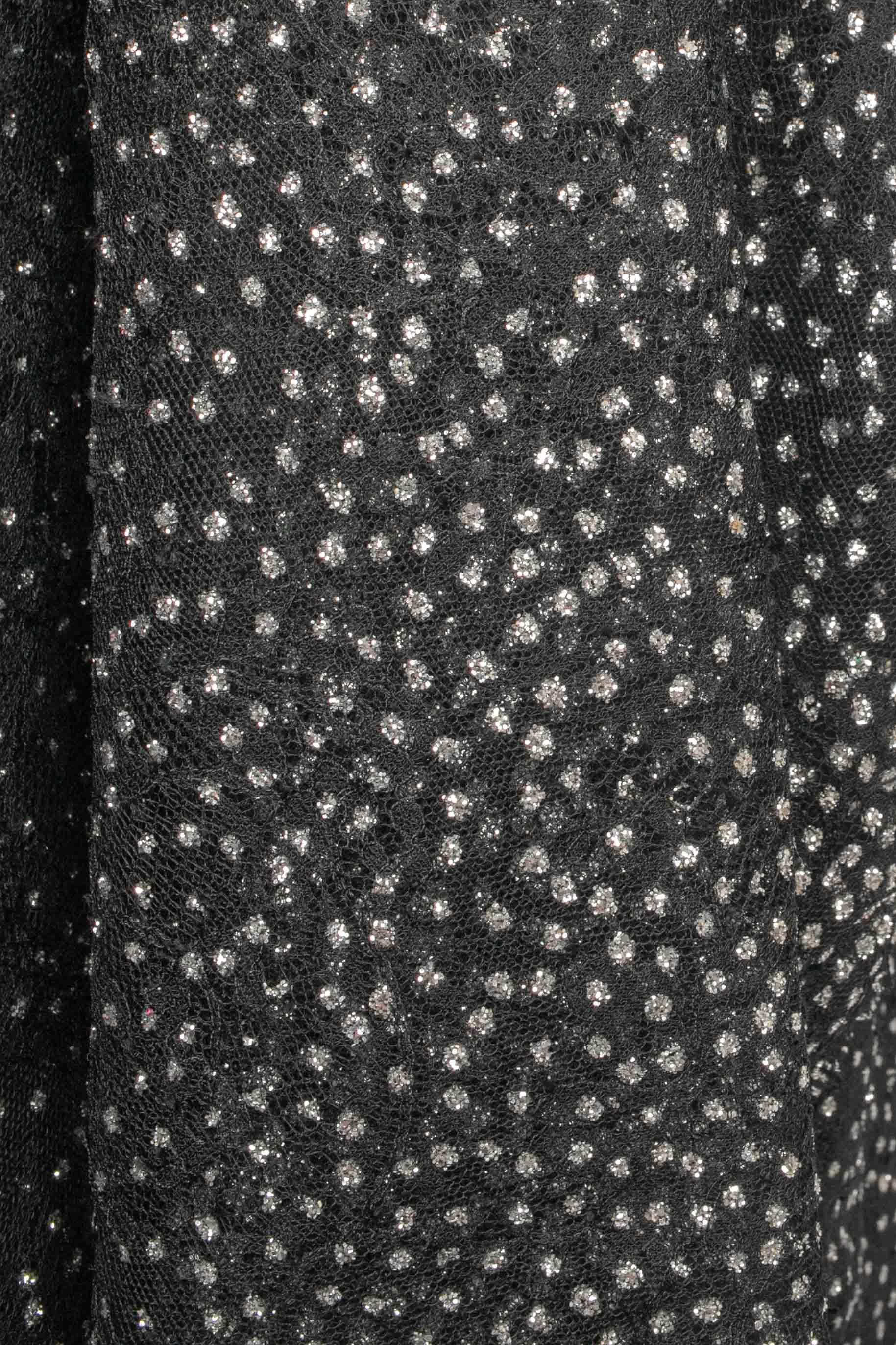 Schwarzes Spitzenkleid mit Strasssteinen und einer großen schwarzen Blume, 1985 im Angebot 5