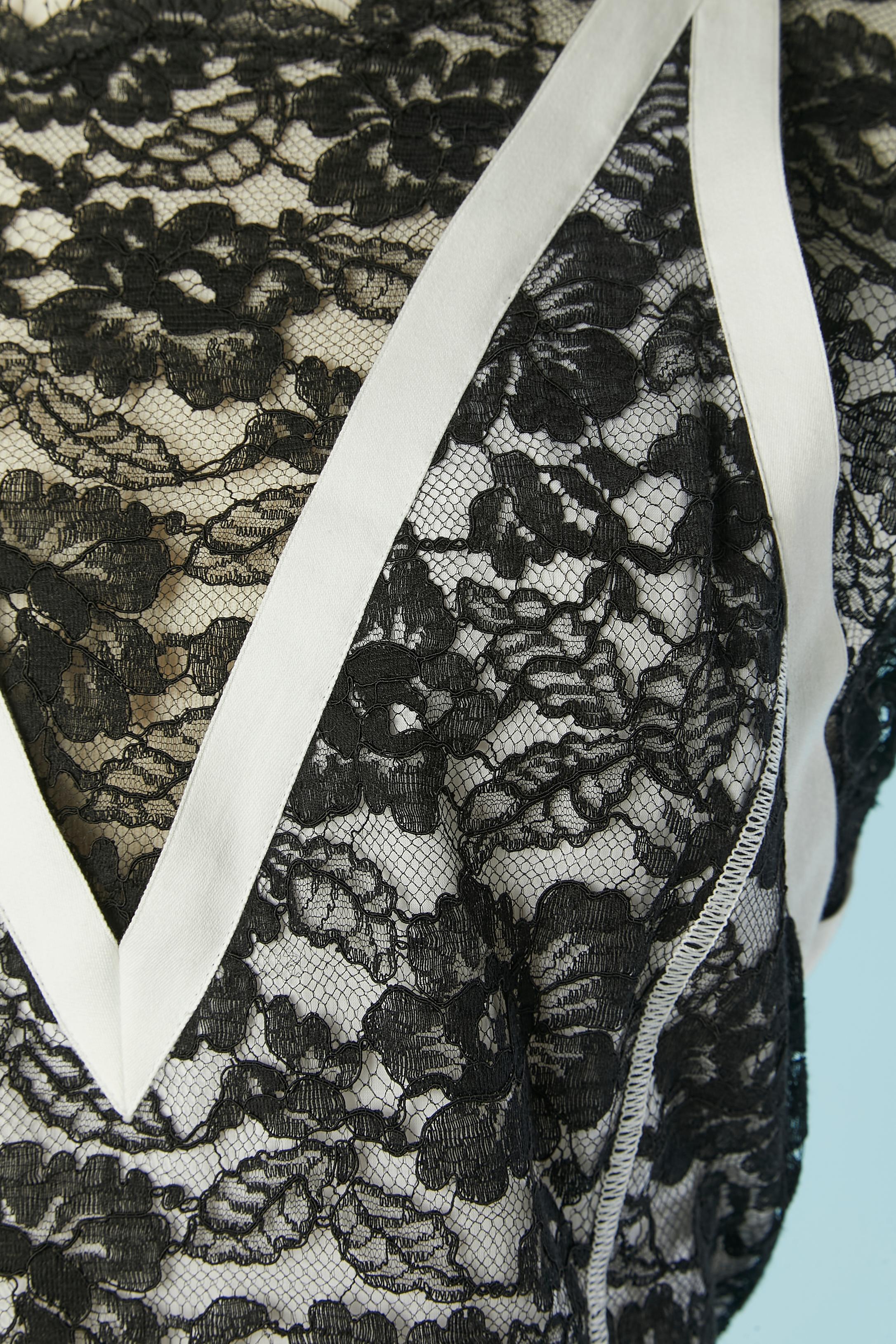 Black lace evening dress with white piping CHANEL In Excellent Condition For Sale In Saint-Ouen-Sur-Seine, FR