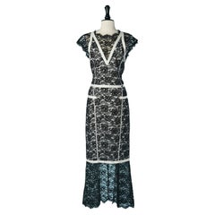 Schwarzes Abendkleid aus Spitze mit weißer Paspelierung CHANEL
