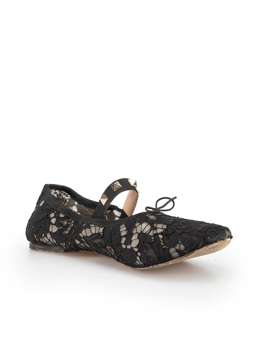 CONDITION is Good. General wear to Ballet Flats is evident. Moderate signs of wear to outer soles on this used Valentino designer resale item.



Details


Black

Lace

Ballet flats

Round-toe

Bow embellishment

Gold tone studded elastic



 

Made